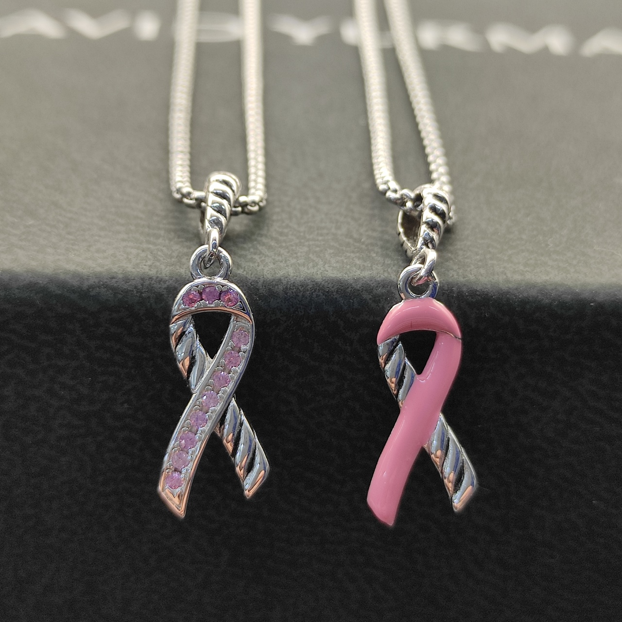 NO:109224,David Yurman Necklace with Necklace, available in pink ceramic and pink diamond, size 24.4 x 6.7mm. Chain thickness 1.5mm, length 45 5cm delay chain, jewelry fine, necklace19860909David Yurman 纽线条丝带项链,有粉陶瓷和粉钻两款,尺寸24.4 x 6.7mm.链条粗1.5mm,长度45 5cm延迟链,饰品精品,necklace,Jewelry