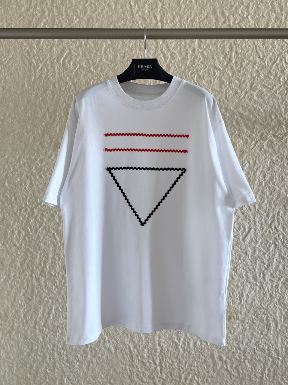 -Prada 春夏新款短袖T-shirt 简约情侣款 纯手工打造 日常通勤男女轻松驾驭 立体裁剪 经典好看 -Color：白色 黑色 -SIZE：Xs S M L 款号7703#