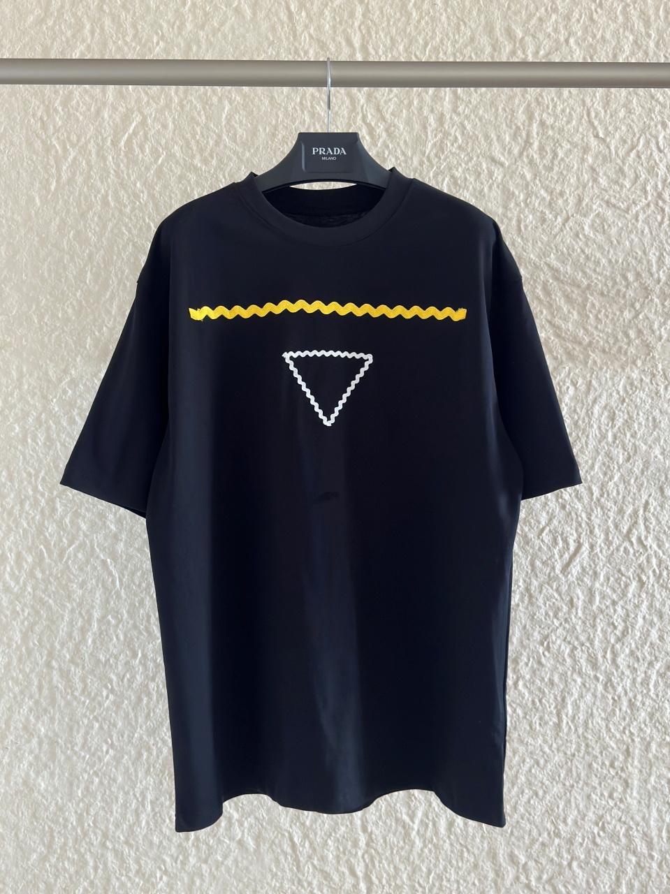 -Prada 春夏新款短袖T-shirt 简约情侣款 纯手工打造 日常通勤男女轻松驾驭 立体裁剪 经典好看 -Color：白色 黑色 -SIZE：Xs S M L 款号7704#