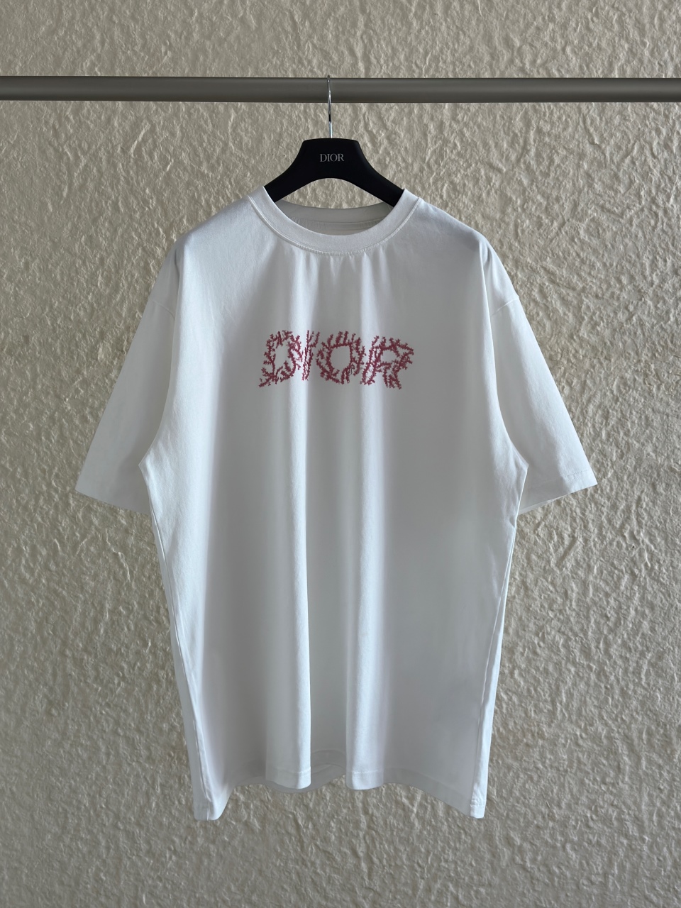 -Manga corta con cuello redondo y estampado coral DIOR, confeccionada con tejido de punto de algodón puro, textura suav…