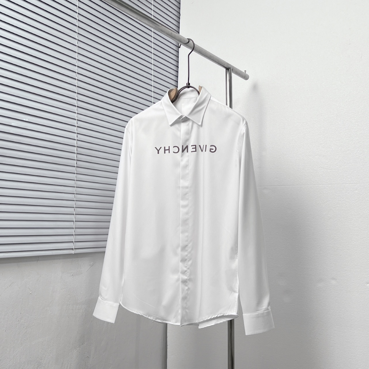 Camisa con estampado inverso de Givench*/Givenchy GVC Talla: S-XL