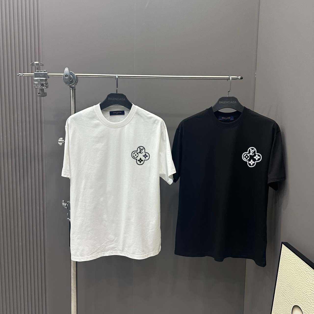 P70 LOUIS VUITTON Camiseta de cuello redondo clásica de primavera/verano 2024 con estampado, confeccionada con algodón …