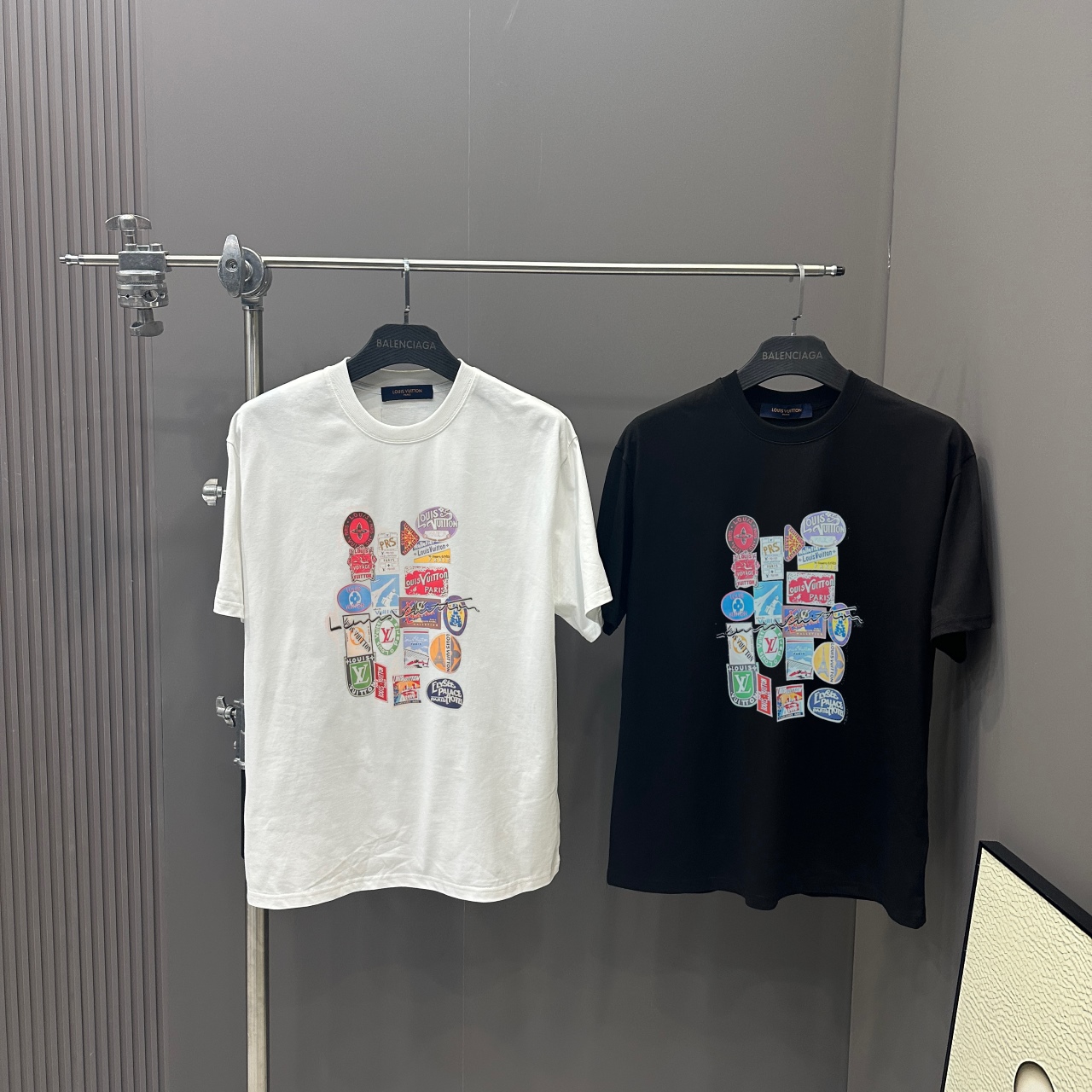 P70 LOUIS VUITTON La camiseta de manga corta con cuello redondo y estampado clásico de primavera y verano de Louis Vuit…