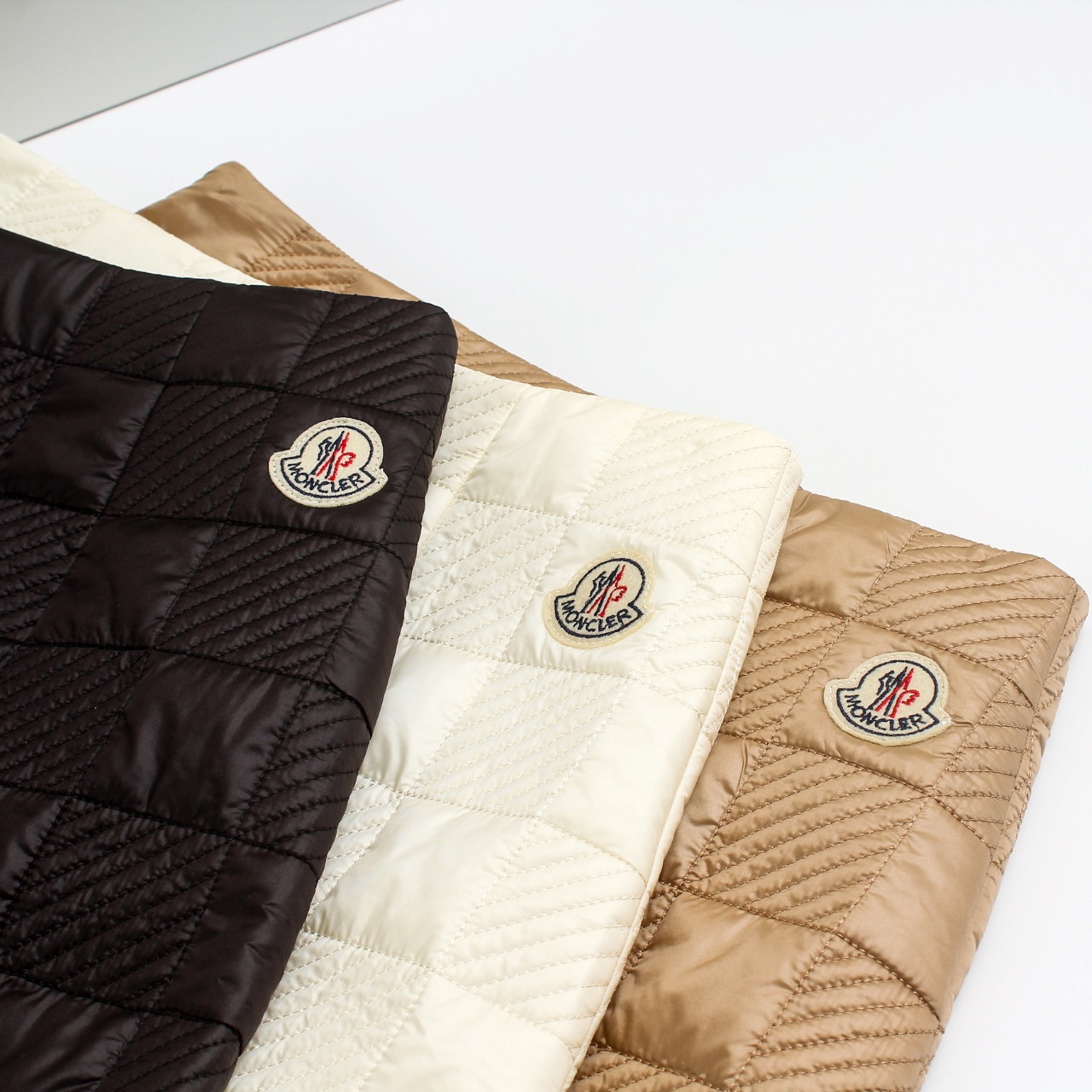 Moncler’s Autumn Chess Club Suit in Champagne, Black, and White – 24 PF - 图片 2