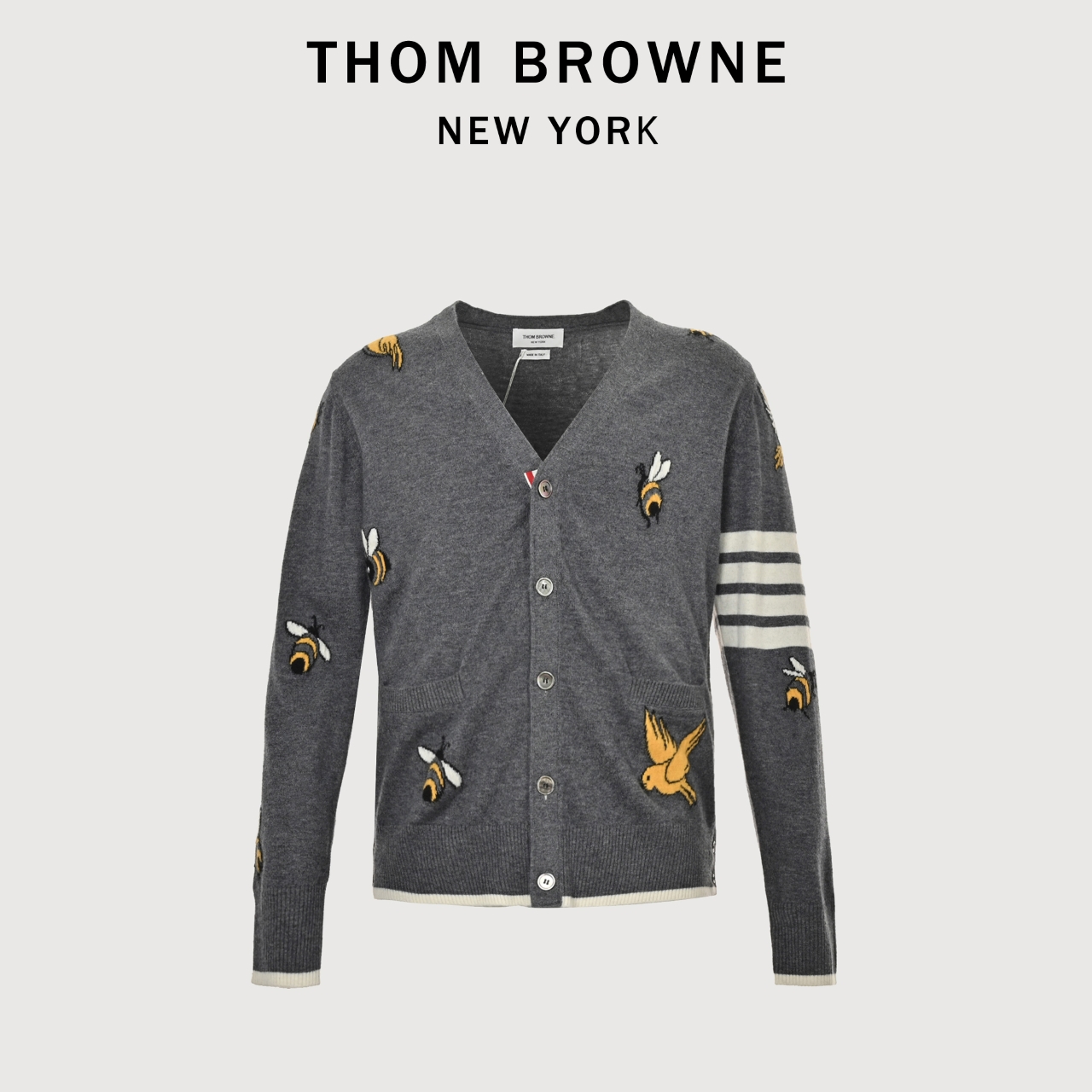 本地自取💰330 THOM BROWNE TB 汤姆布朗 23FW 小蜜蜂开衫毛衣 本产品圆领款式照原版一比一单面嵌花,花型对比原版完全参照一针组图,针针到位一点一点人工数出来的,而不是靠扫描,拍照看图片去做的,让你进出专柜毫无压力,整件使用全澳毛条36支精纺羊毛材质,特点体轻,柔软,亲肤,保暖性强。加上定制贝壳扣,定制织带,即可外穿,也可打底,堪称完美。 尺码:1 2 3 4