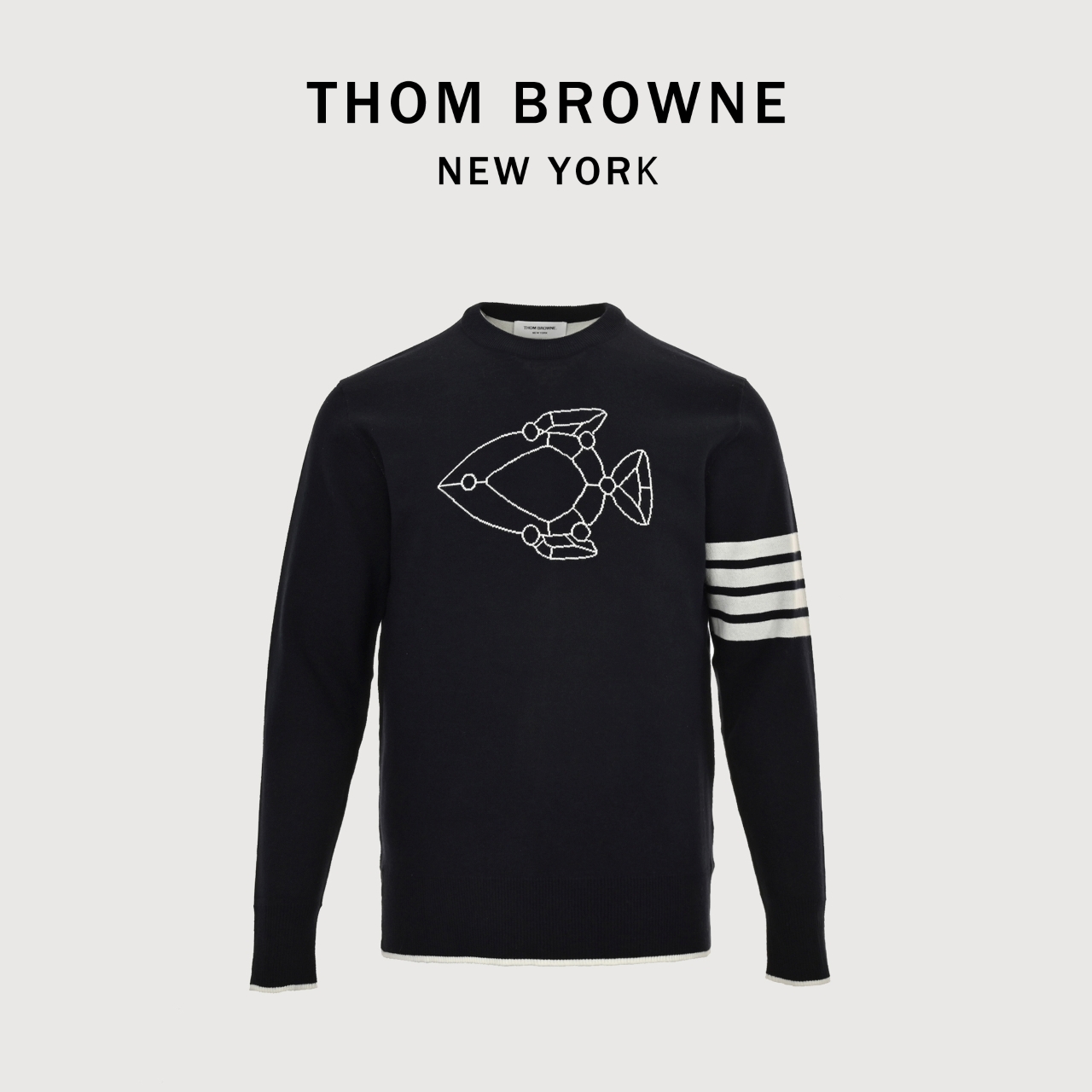 本地自取💰290
THOM BROWNE TB 汤姆布朗 24FW 潜艇提花圆领毛衣
本款式使用德国进口斯托尔16针型机器采用新疆长绒棉100支数三股纱并成一股进纱的空气层提花织法,使这件衣服板正中带有温柔,垂度好但又有飘逸的感觉。我们的金属拉链,贝壳扣都是专业定制,再经过专业缝盘,纳米缩绒,踩织带,锁眼钉扣,后整等一系列繁琐的工序生产而成。
尺码:1 2 3 4