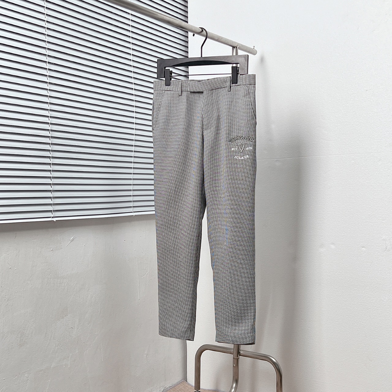 Versac*/范思哲 pantalón de traje con bordado de pata de gallo y logo, tallas: 29, 30, 31, 32, 33, 34, 36, color: gris
