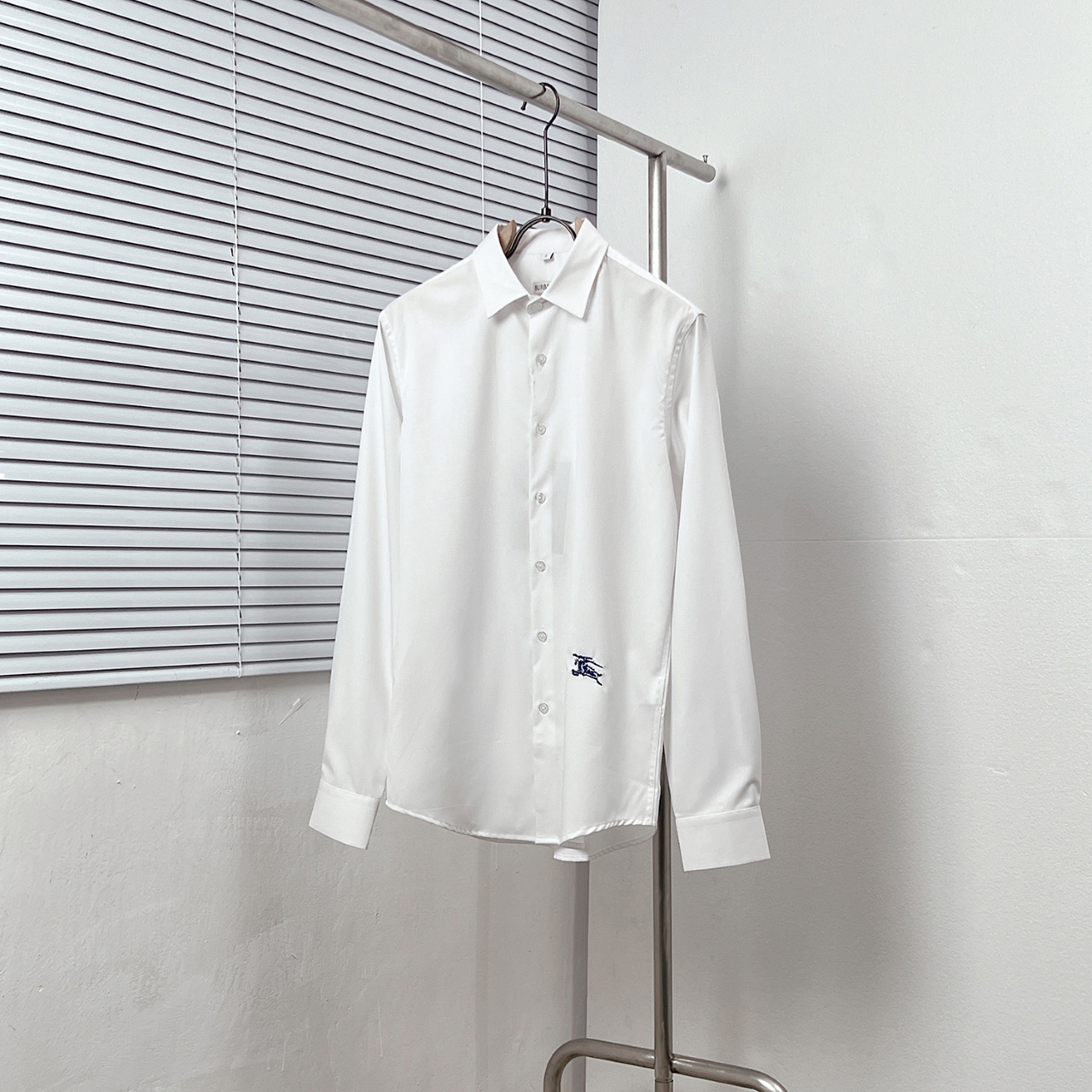 Camisa BURBERR* con bordado de logotipo de caballero ecuestre. Colores: negro, blanco. Tallas: M-3XL