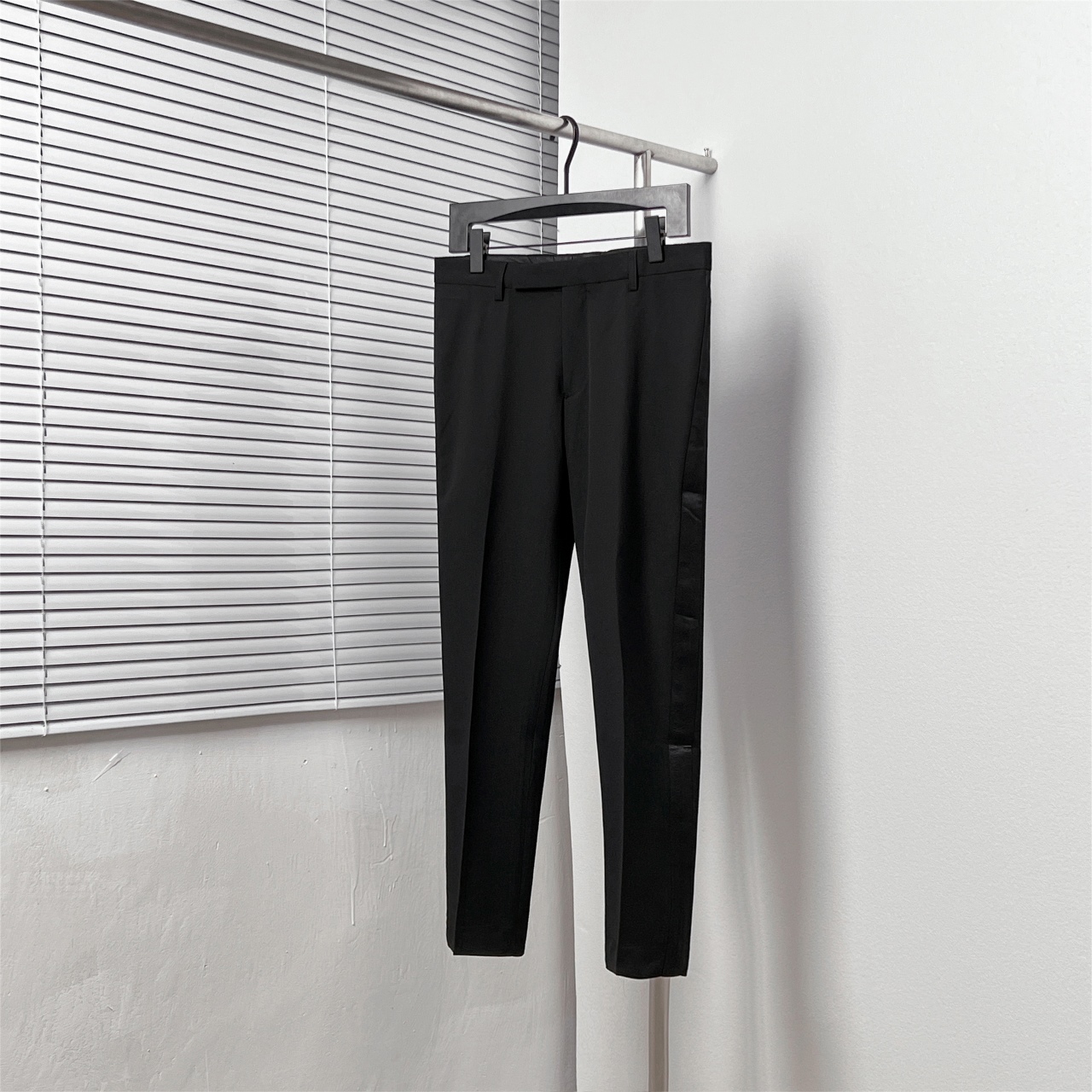 Pantalón cruzado DIO*/Dior con laterales de raso Talla: 29.30.31.32.33.34.36 Color: negro