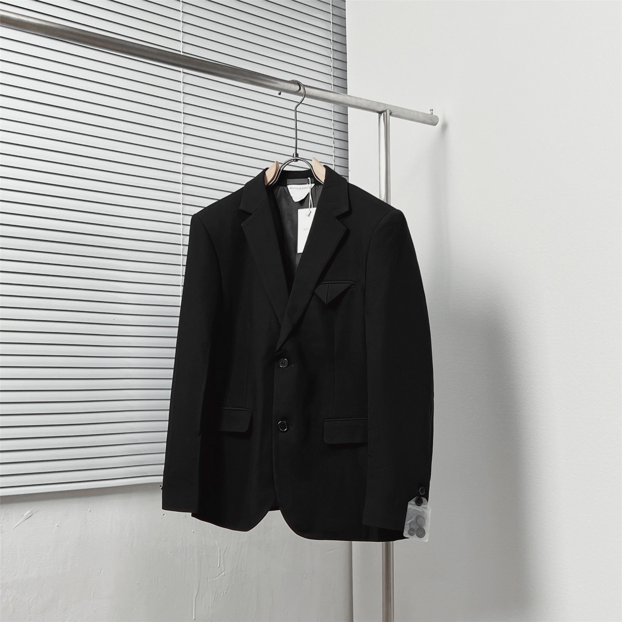 BOTTEGA VENET*/葆蝶* 经典口袋三角标西服 码数：48.50.52.54.56 颜色：黑