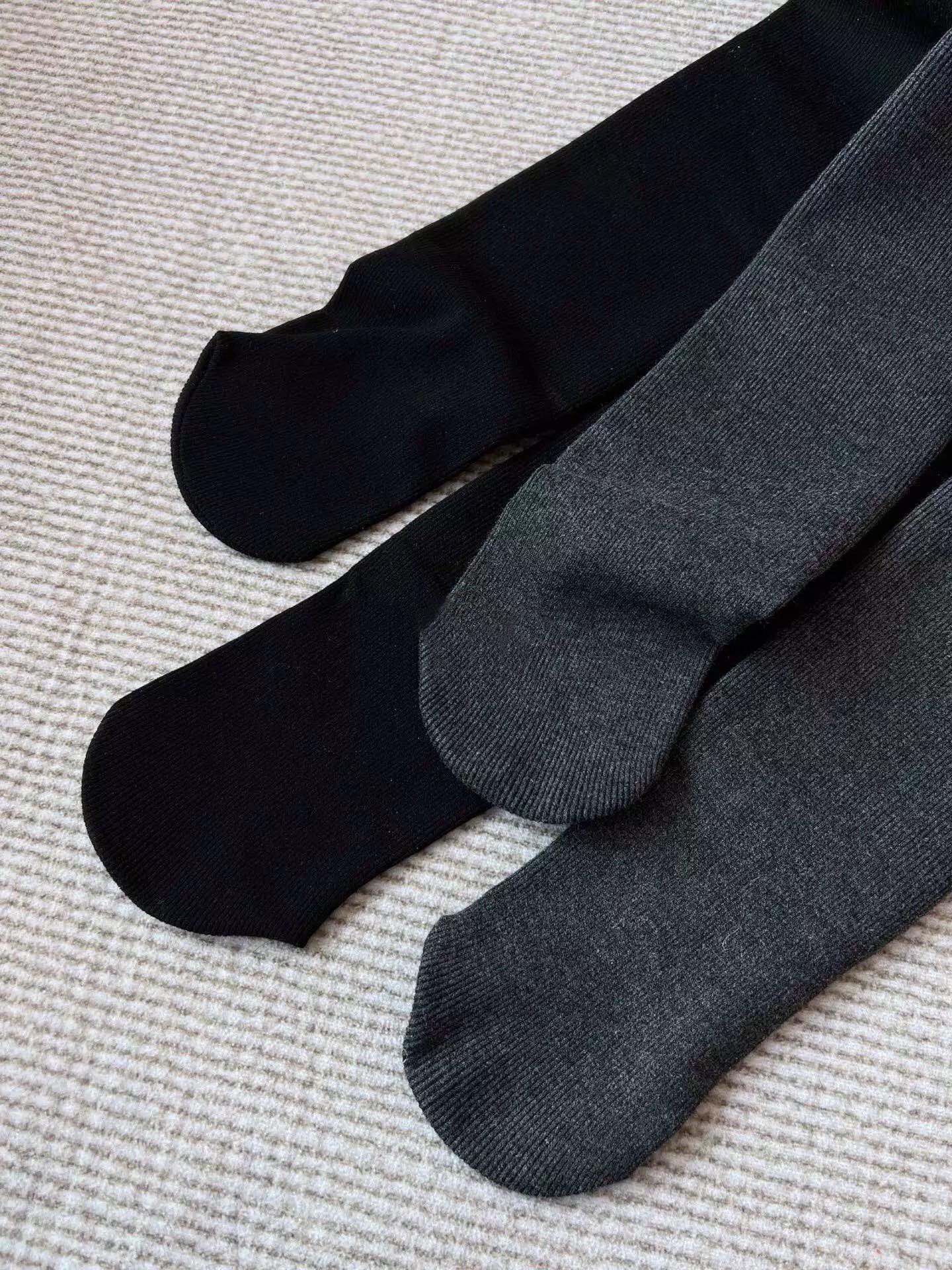Features an ergonomic, contoured fit engineered to resist creasing at th - Comprehensive 4