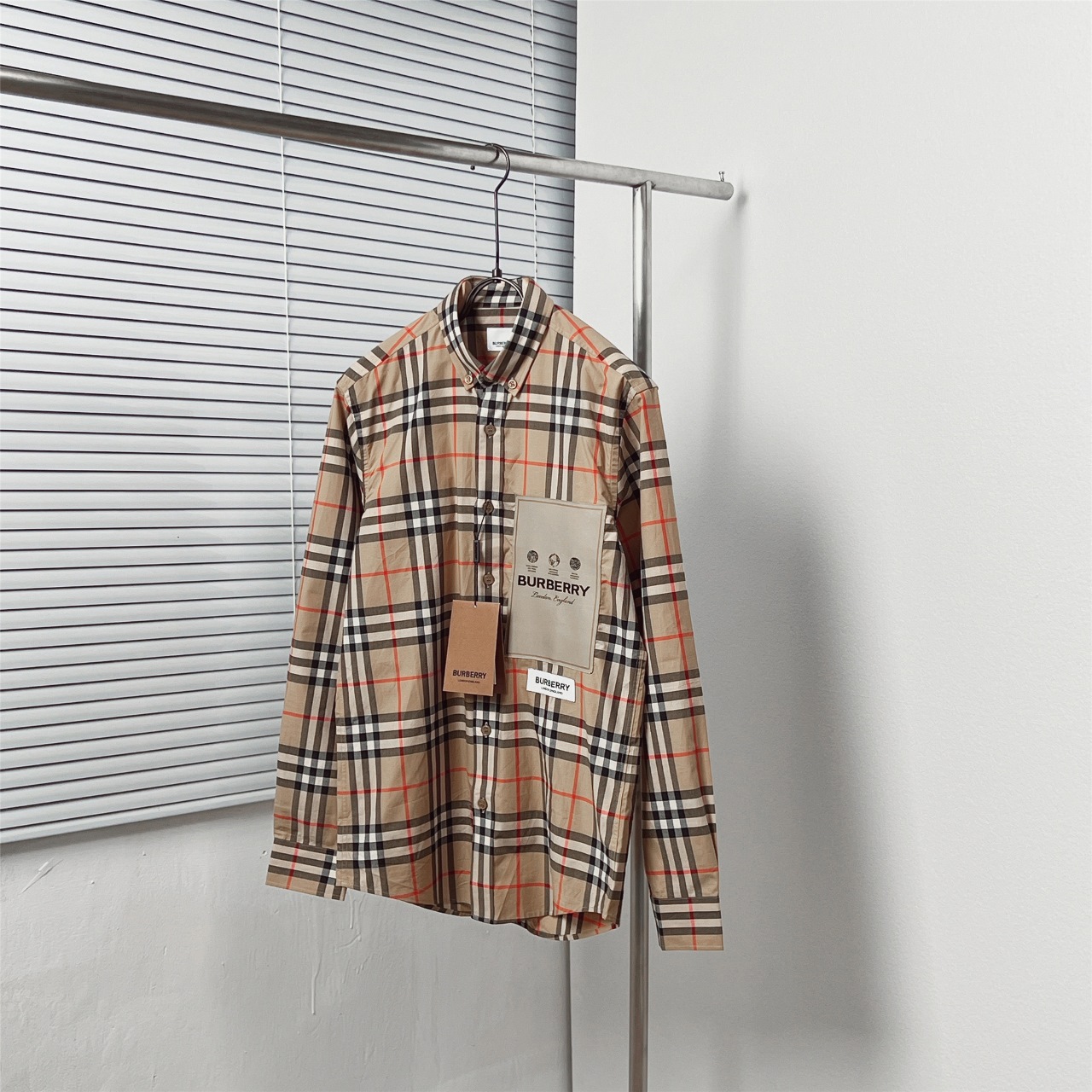 Camisa de popelín de algodón con etiqueta de cuadros BURBERR*/巴宝* Color: beige Tallas: S-2XL
