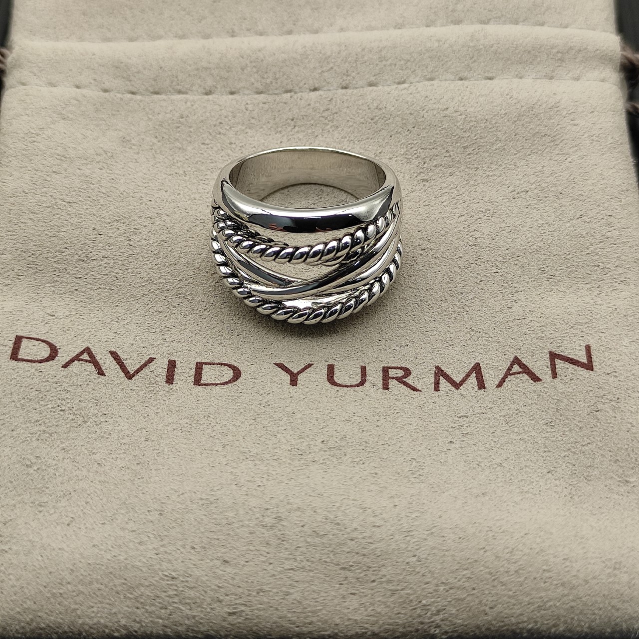 “David Yurman Introduces New 18K Gold Crossring with Silver Cylinders in Various Sizes” - 图片 2