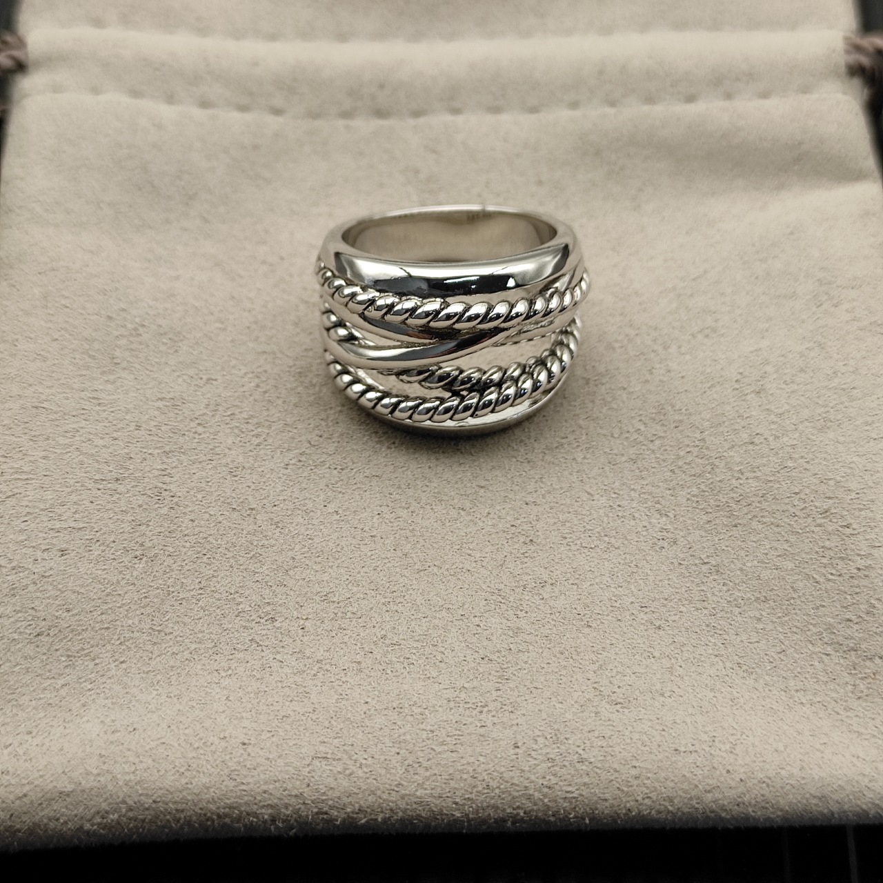 “David Yurman Introduces New 18K Gold Crossring with Silver Cylinders in Various Sizes” - 图片 3