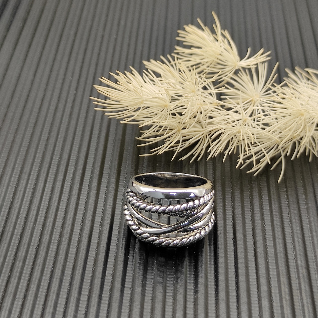 “David Yurman Introduces New 18K Gold Crossring with Silver Cylinders in Various Sizes” - 图片 5