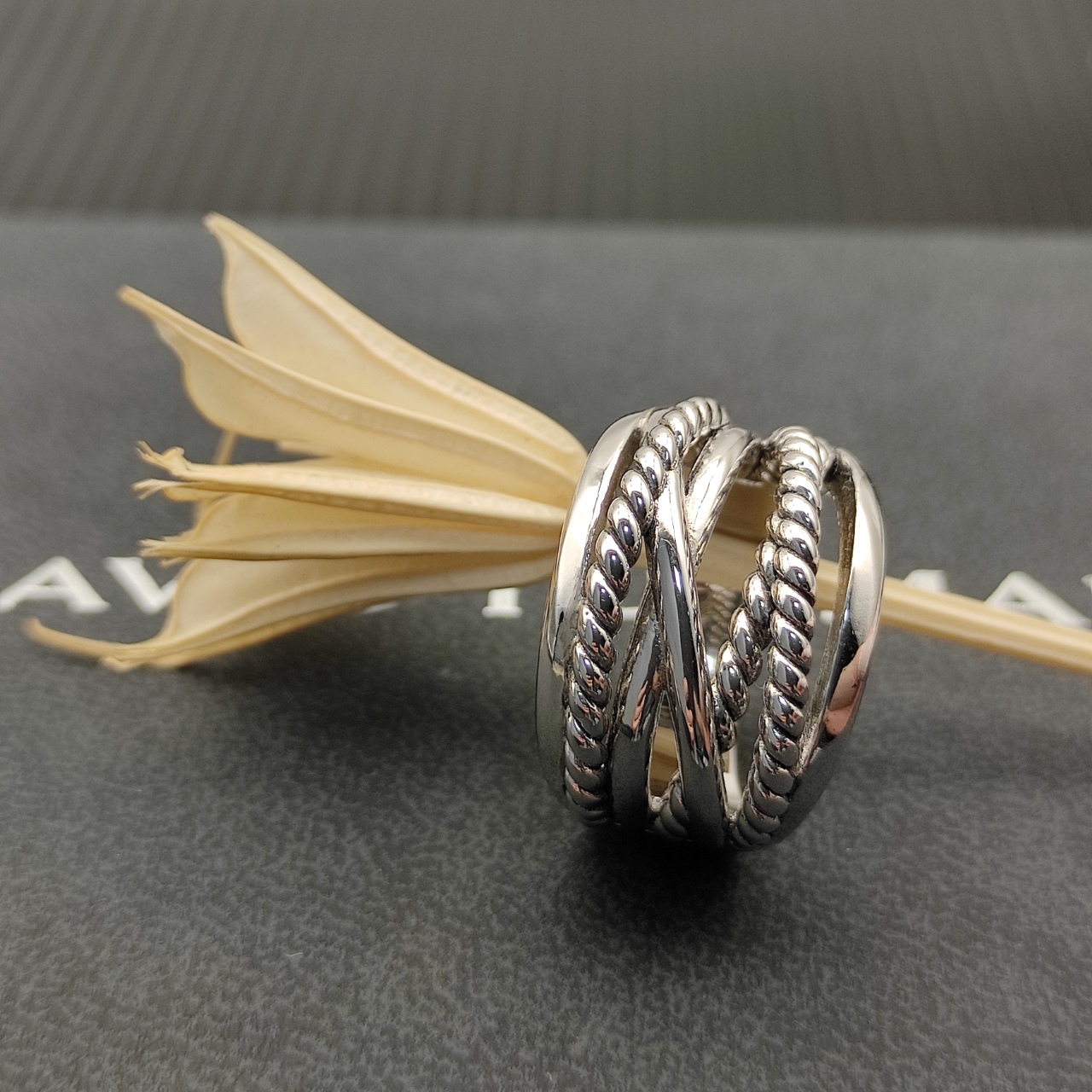 “David Yurman Introduces New 18K Gold Crossring with Silver Cylinders in Various Sizes” - 图片 6