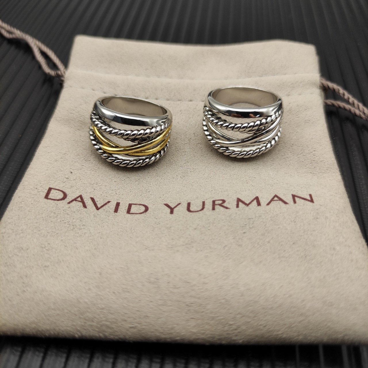 “David Yurman Introduces New 18K Gold Crossring with Silver Cylinders in Various Sizes” - 图片 8