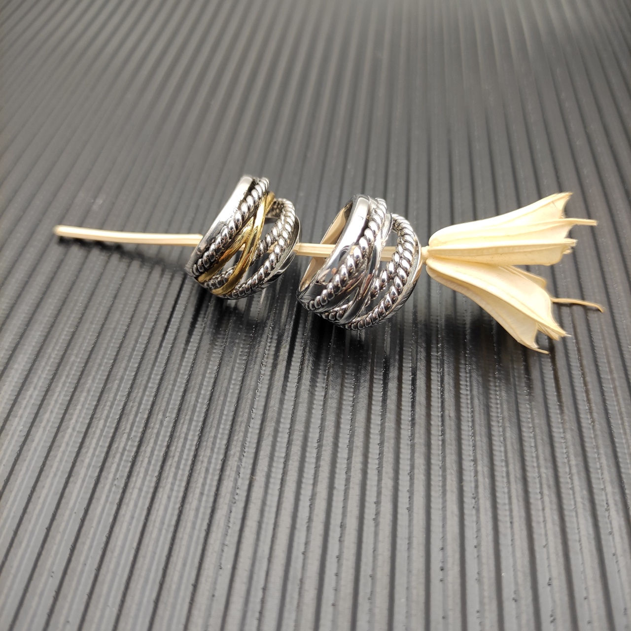 “David Yurman Introduces New 18K Gold Crossring with Silver Cylinders in Various Sizes” - 图片 9