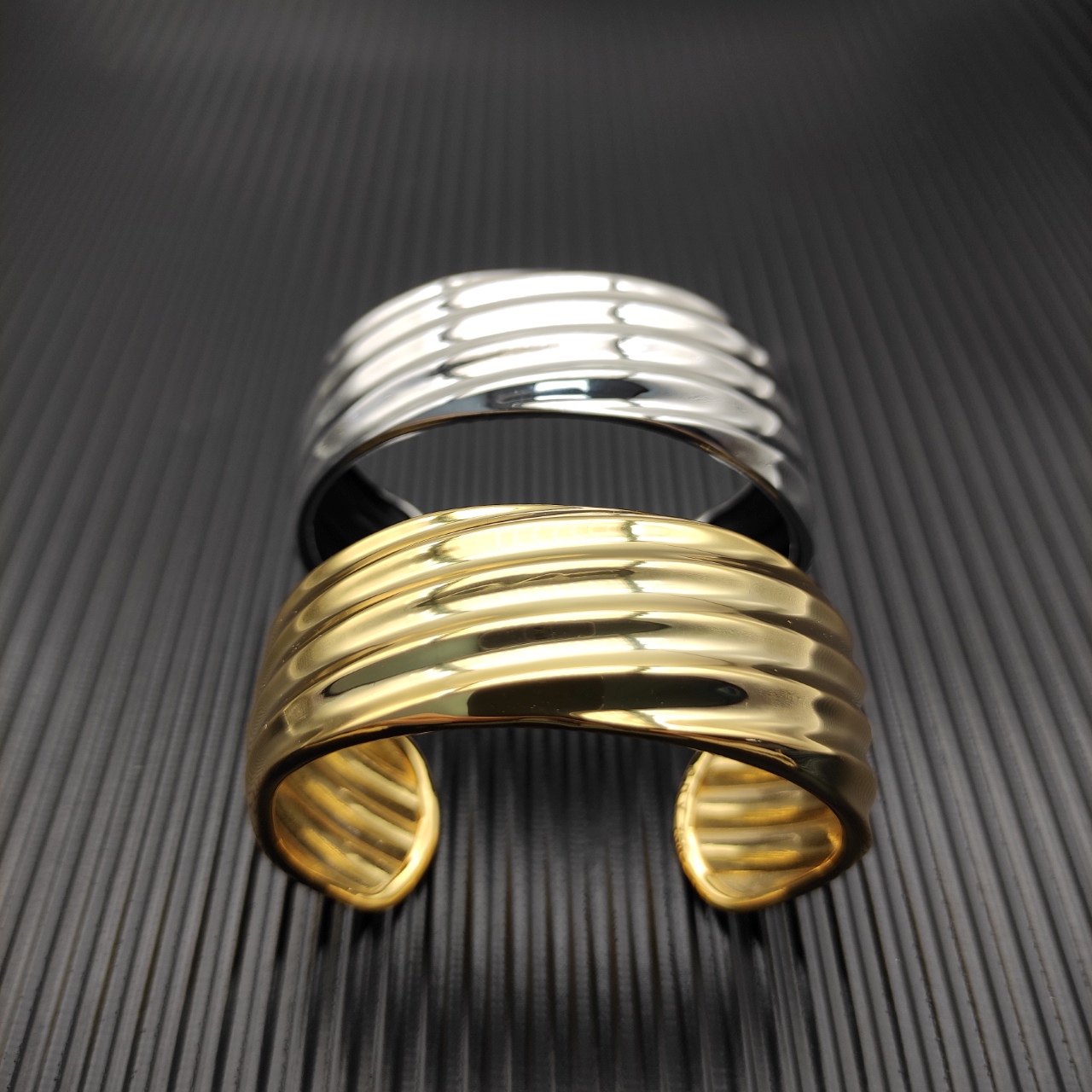 NO:110810,New David Yurman 24mm face bracelet. It is available in gold and silver. It is recommended to wear a hand circumference of 16-20cm. Number DYSZ-253 DYSZ-254, jewelry quality, bracelet19860909上新 David Yurman 24mm棱面手镯.有金色,银色两款 建议适合佩戴的手围16-20cm 编号DYSZ-253 DYSZ-254,饰品精品,bracelet,Jewelry