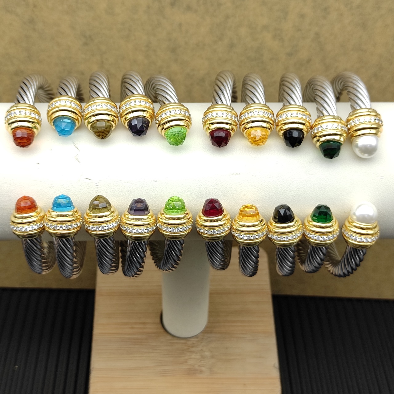 NO:109414,David Yurman 7mm gold-headed stone bracelet. Ten styles of purple diamond, red diamond, blue diamond, black diamond, yellow diamond, dark green diamond, light green diamond, champagne diamond, and brown diamond pearls. It is recommended to wear a hand circumference of 15-20, jewelry quality, bracelet19860909David Yurman 7mm金头镶嵌石手镯.紫钻、红钻、蓝钻、黑钻、黄钻、深绿钻、浅绿钻、香槟钻、褐色钻珍珠十个款式.建议适合佩戴的手围15-20,饰品精品,bracelet,Jewelry