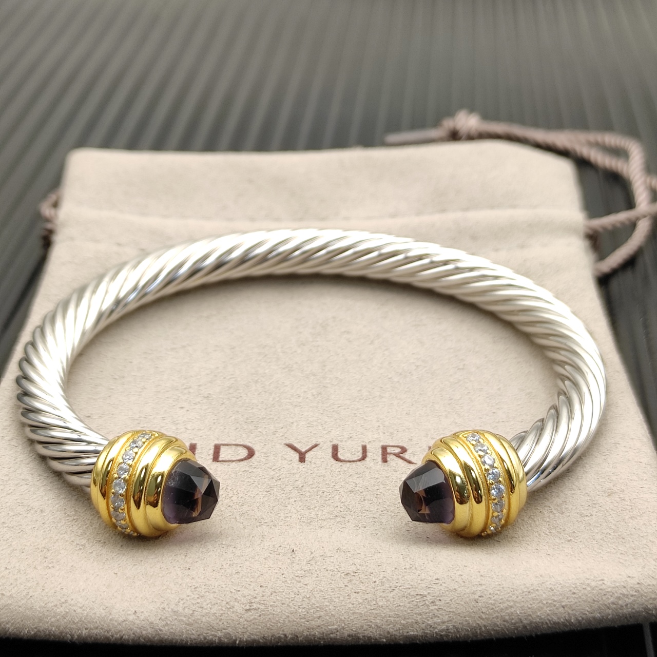 NO:109417,David Yurman 7mm gold head inlaid stone purple diamond bracelet. It is recommended to wear a hand circumference of 16-20cm, jewelry quality, bracelet19860909David Yurman 7mm金头镶嵌石紫钻头手镯 .建议适合佩戴的手围16-20cm,饰品精品,bracelet,Jewelry
