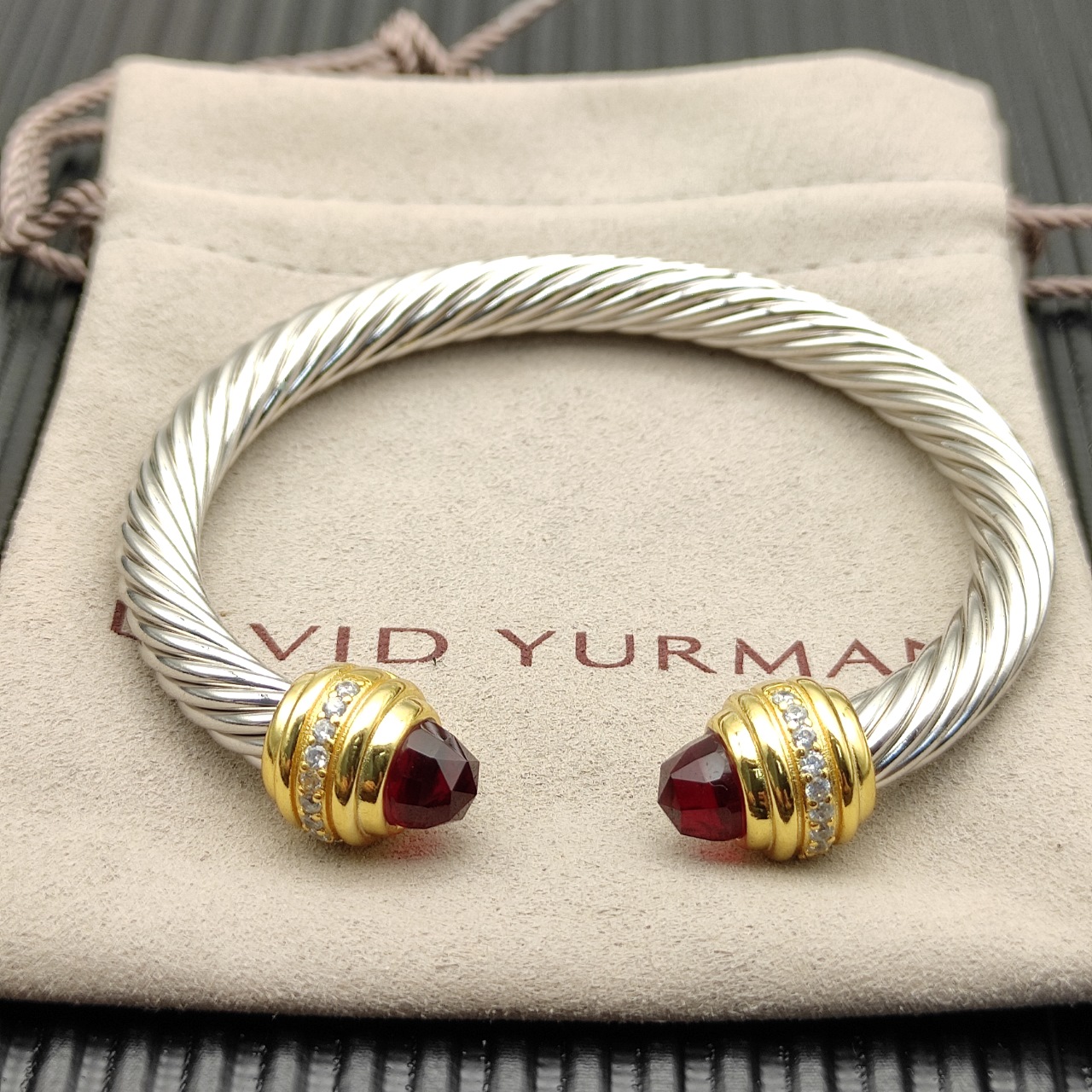 NO:109420,David Yurman 7mm gold head inlaid stone red diamond bracelet. It is recommended to wear a hand circumference of 16-20cm, jewelry quality, bracelet19860909David Yurman 7mm金头镶嵌石红钻头手镯 .建议适合佩戴的手围16-20cm,饰品精品,bracelet,Jewelry