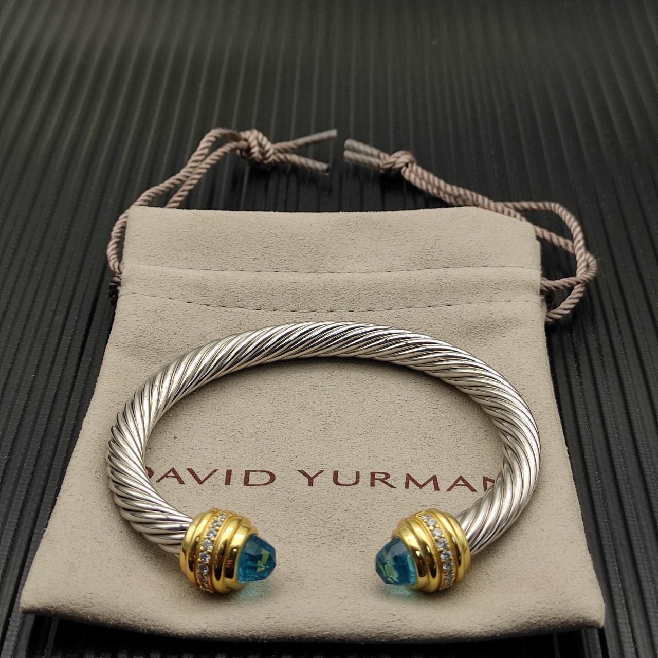 NO:110807,David Yurman 7mm gold head inlaid stone blue diamond bit bracelet. It is recommended to wear a hand circumference of 16-20cm. Number DYSZ-263, jewelry quality, bracelet19860909David Yurman 7mm金头镶嵌石蓝钻头手镯 .建议适合佩戴的手围16-20cm 编号DYSZ-263,饰品精品,bracelet,Jewelry