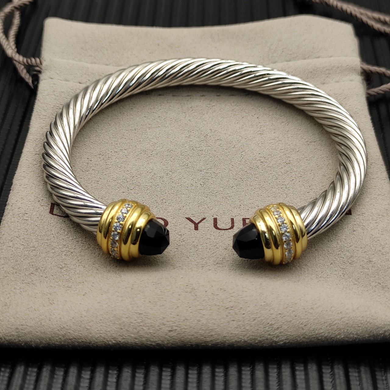 NO:110804,David Yurman 7mm gold head inlaid stone black diamond bit bracelet. It is recommended to wear a hand circumference of 16-20cm. Number DYSZ-264, jewelry quality, bracelet19860909David Yurman 7mm金头镶嵌石黑钻头手镯 .建议适合佩戴的手围16-20cm 编号DYSZ-264,饰品精品,bracelet,Jewelry