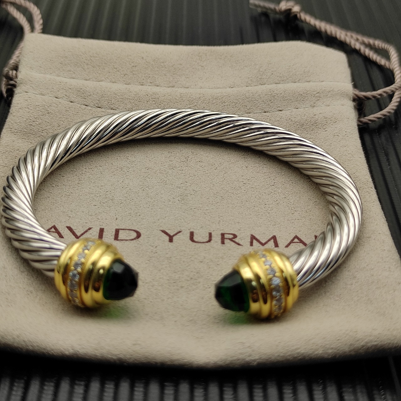 NO:110801,David Yurman 7mm gold head inlaid stone dark green diamond bracelet. It is recommended to wear a hand circumference of 16-20cm. Number DYSZ-266, jewelry quality, bracelet19860909David Yurman 7mm金头镶嵌石深绿钻头手镯 .建议适合佩戴的手围16-20cm 编号DYSZ-266,饰品精品,bracelet,Jewelry