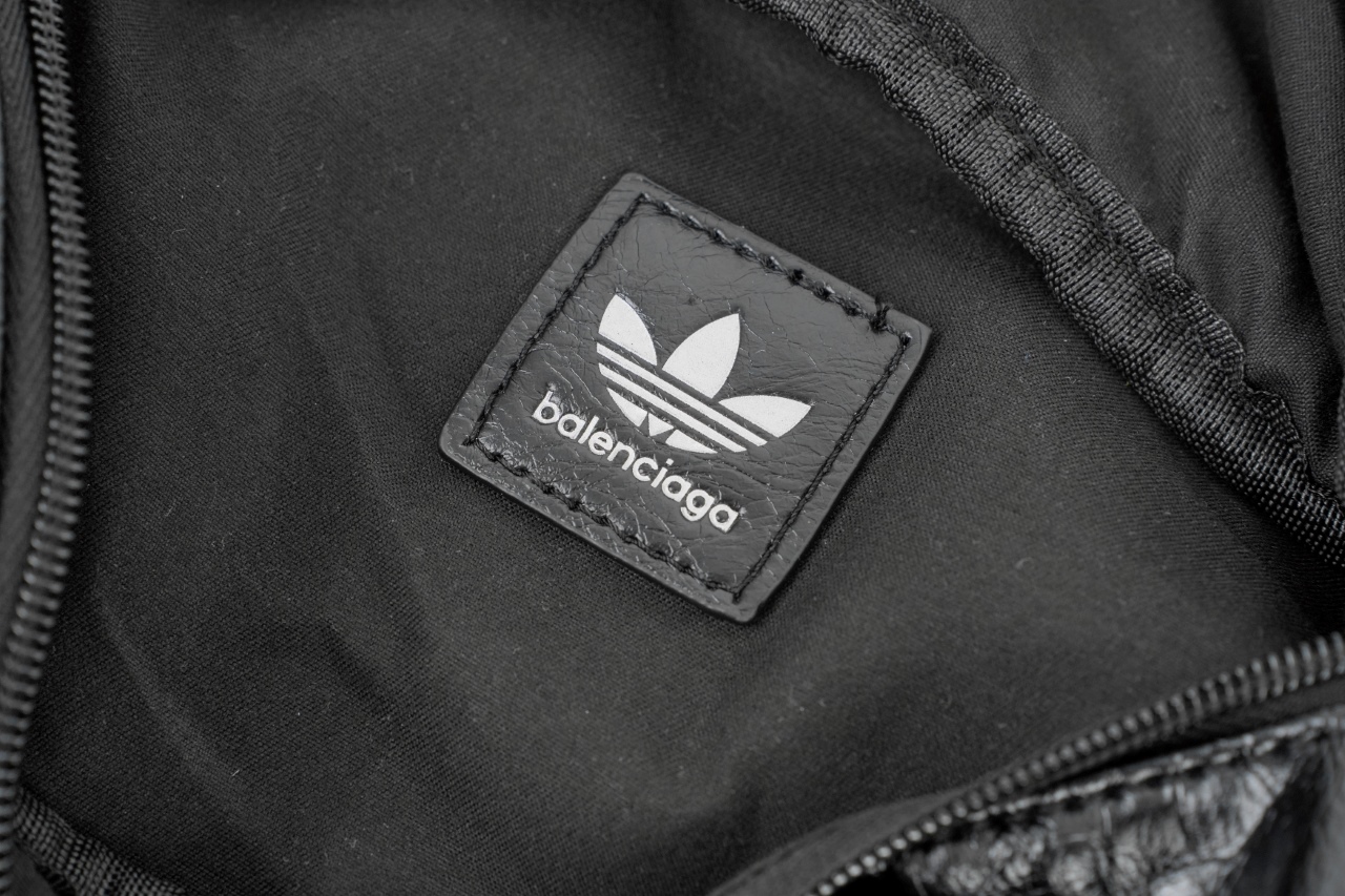 Balenciaga巴黎世家xAdidas阿迪达斯联名款压印品牌徽标拉链开合斜挎包皮料采用客供进口材料表