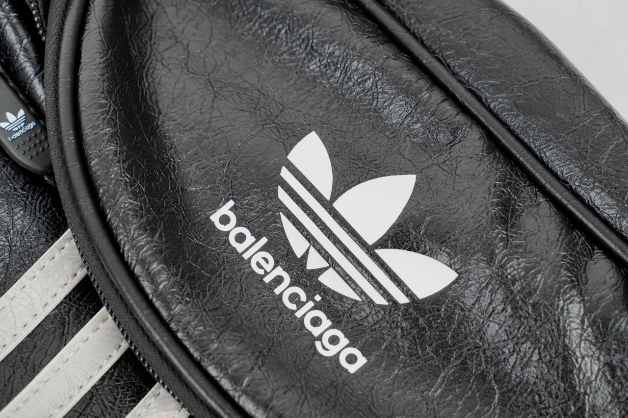 Balenciaga巴黎世家xAdidas阿迪达斯联名款压印品牌徽标拉链开合斜挎包皮料采用客供进口材料表