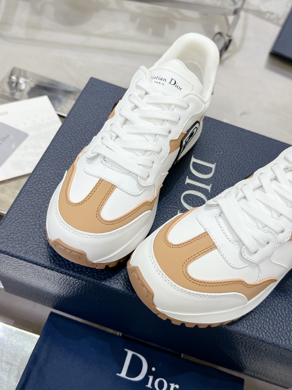 Dior C'est 厚底カップルスニーカー - スタイリッシュなデザイン