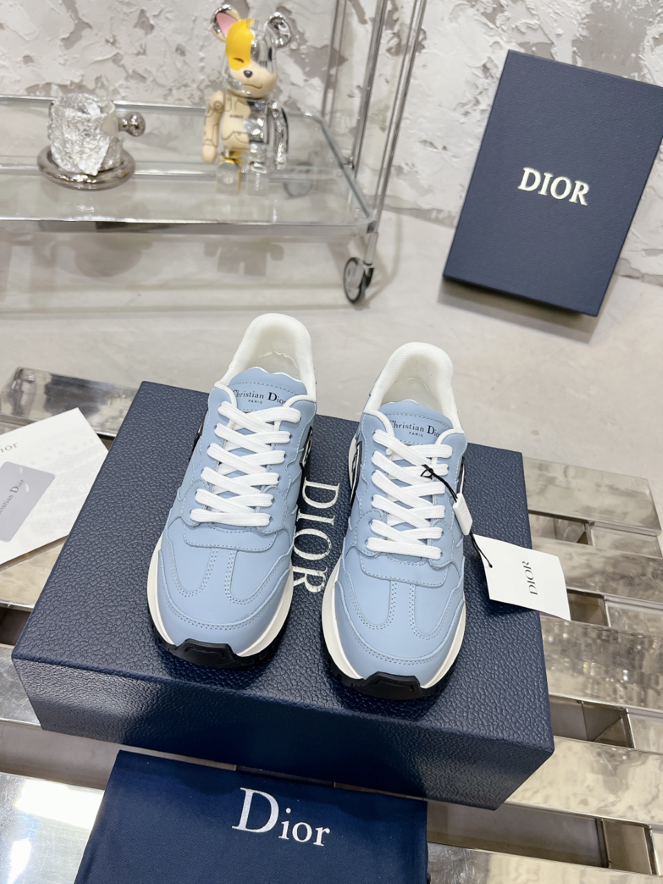 Dior C'est スニーカー 厚底デザインでスポーティな魅力