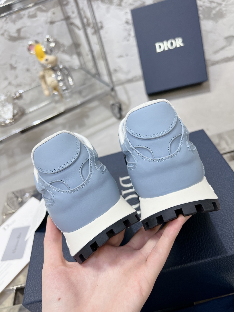 Dior C'est スニーカー 厚底デザインでスポーティな魅力