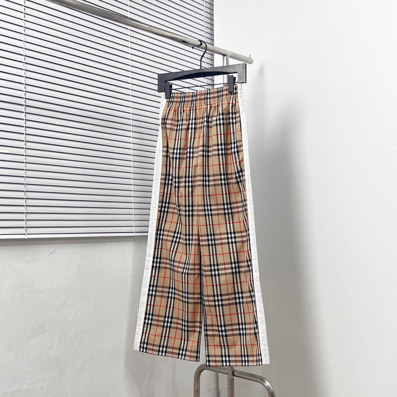 Pantalones largos de algodón blanco con cuadros BURBERR*/巴宝* Tallas: S-XL