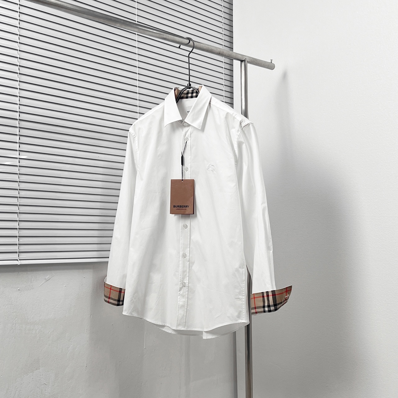 BURBERR*/Burberry* Camisa con bordado exclusivo del logotipo del caballero a caballo. Colores: negro, blanco. Tallas: S…