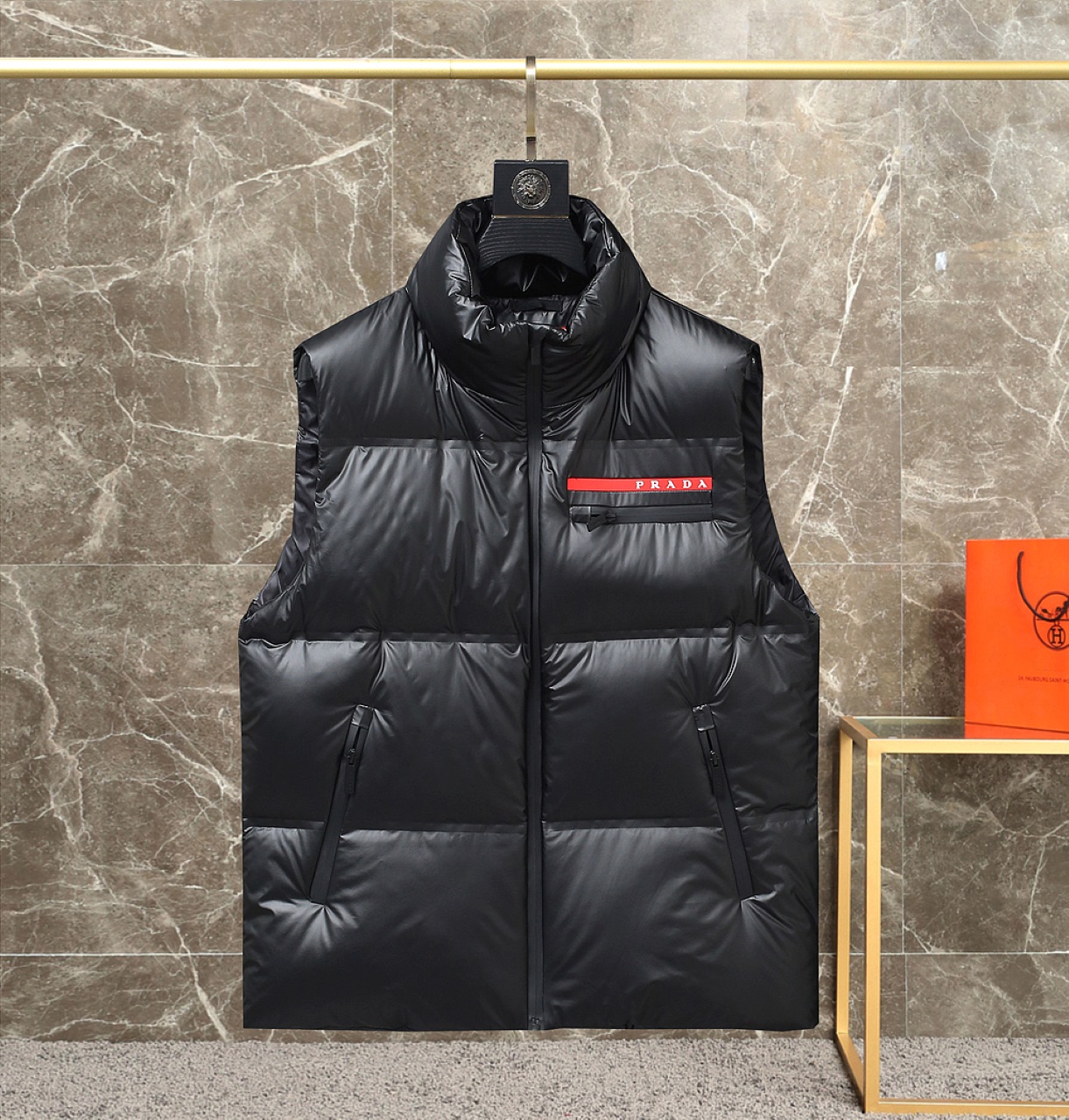 NO:541195,Pra*a Top version Prada hooded down vest. Men and women, counter quality first-class craftsmanship, original hardware, original washing mark, impeccable details. This down vest has extremely superior waterproof and breathable properties, resisting the erosion of outdoor cold wind and rain. The fabric feels unrivaled. Very soft, smooth and shiny! It can bring you a comfortable wearing experience! The inner filling contains 90% white gooseberry, and has undergone strict selection process. Color black Size S-2XL,,prada,prada,down jacket,hats,alexander wang19860909Pra*a 顶级版本 普拉达连帽羽绒马甲.男女同款,专柜品质 一流的工艺 原厂五金 原版洗水标 细节无可挑剔 此款羽绒马甲拥有极为优越的防水透气性,抵挡户外寒风雨水的侵蚀,面料触感更是无人能敌非常的柔软爽滑有光泽!能给你带来舒适的穿着体验!内里填充物含绒量90％白鹅绒,均经过严格的挑选工序. 颜色黑色 尺码S-2XL,,prada,prada,down jacket,hats,alexander wang,Men's clothing