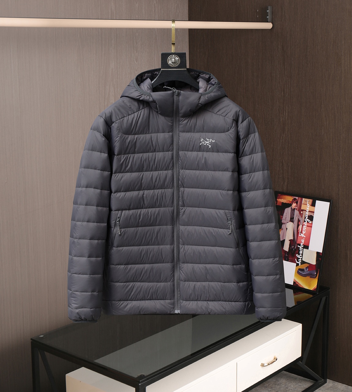 NO:117263,Supports the New Year's return and exchange. Archaeopteryx down popular models are here, 24 autumn and winter hot ARC'TERYX bird CERIUM HOODY M lightweight and warm hooded down jacket for men, men's windproof and warm hooded down jacket, the dress is filled with imported 850 goose down, all of which are large down!  Double-layer inner liner inside and outside will not run away!  All fabrics are exclusively waterproof and breathable arto15 technology fabrics in Canada, and goose down imported from Europe!  The whole piece of clothing is combined with the unique 3D three-dimensional cut style of Bird's home, plus this series of styles, outdoor   sports   casual design concepts, and the upper body effect is absolutely OK. The woven and dyed 20D nylon high-pressure waterproof and down-proof fabric refuses to run away. When it comes to down jackets, the first thing to say is the amount of down filling, 90 duck down filling!  The amount of velvet is 180g per piece, and the four-layer integrated template machine has an outstanding quilt locking effect, which is almost zero!  The standard YKK zipper, embroidered logo, hat mouth, cuffs, hem border windproof design is pressure-free even if you spend the winter in the Northeast!  The upper body has a great effect, it is super versatile, fashionable and warm, and it is a must-have for business trips!  【Size】M-XXL,,jil sanderarc'teryx,down jacket,hats,alexander wang19860909支持年后退换. 始祖鸟 羽绒 爆款来了,24秋冬爆款ARC'TERYX鸟 CERIUM HOODY M轻量保暖 男子可收纳的连帽羽绒服,男款防风保暖连帽羽绒服,整衣采用了进口850鹅绒填充、全是大朵的羽绒！内外里加双层内胆不会跑毛！面料全部加拿大专供防水透气arto15科技面料,羽绒欧洲进口鹅绒！整件衣服结合鸟家独有的3D立体裁剪版型超合体,再加上此系列款式户外 运动 休闲设计理念上身效果绝对的OK,织染20D锦纶高压防水防绒面料,拒绝跑毛的尴尬.说到羽绒服首先要说的肯定就是充绒量了,90鸭绒填充！充绒量更是每件平均180g,四层一体模板机绗缝锁绒效果更出众跑毛几乎为零！标配的YKK拉链,刺绣logo,帽口,袖口,下摆包边防风设计就算是在大东北过冬也是无压力了的！上身效果巨好,超级百搭时尚又保暖,出差旅行必备！【尺码】M-XXL,,jil sanderarc'teryx,down jacket,hats,alexander wang,Men's clothing