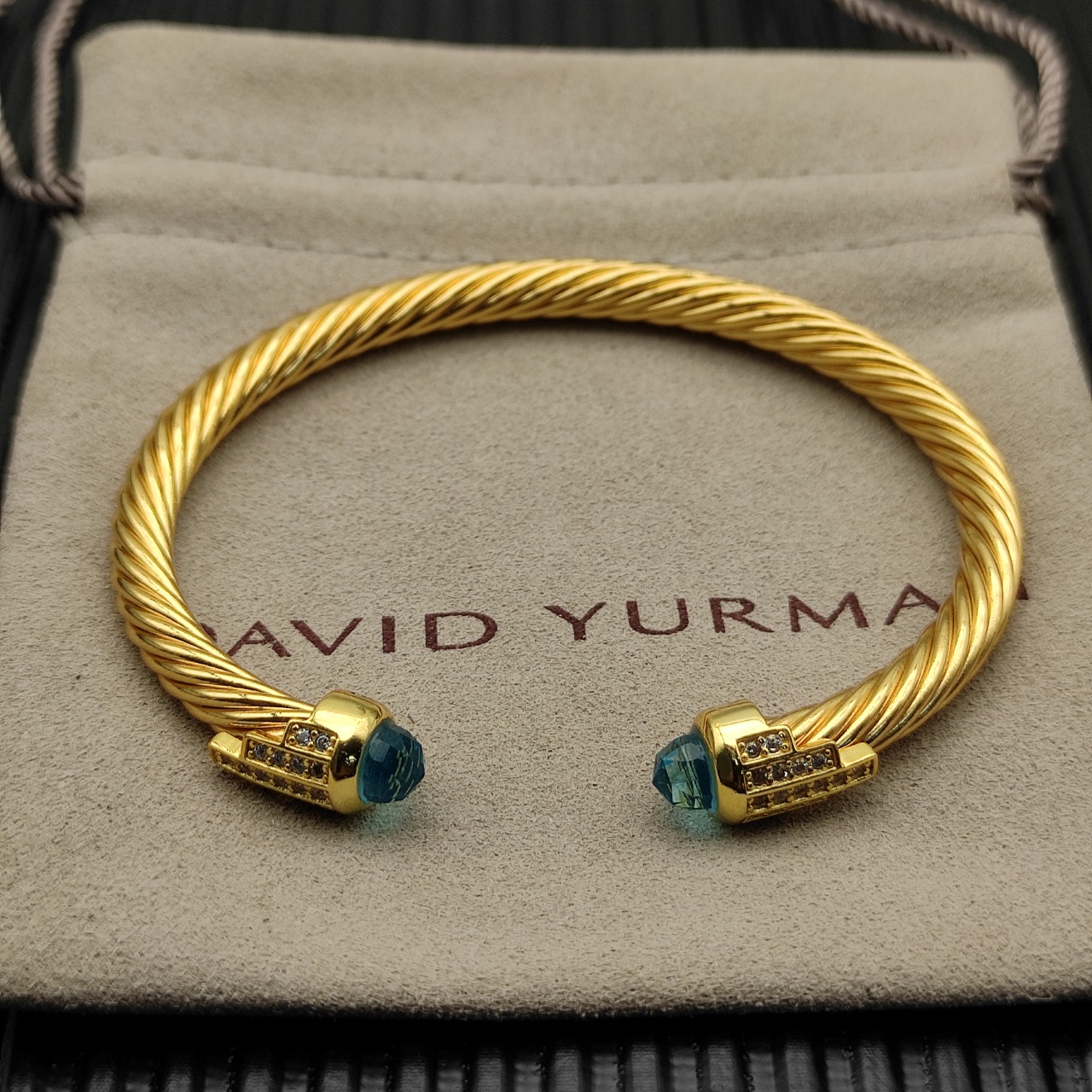 NO:555536,David Yurman gold 5mm 5-row diamond and blue diamond bracelet. Blue diamond, recommended for hand size 15-20cm. No. DYSZ-273, fine jewelry, bracelet19860909David Yurman 金色5mm 5排钻蓝钻手镯.蓝钻、建议适合佩戴的手围15-20cm 编号DYSZ-273,饰品精品,bracelet,Jewelry