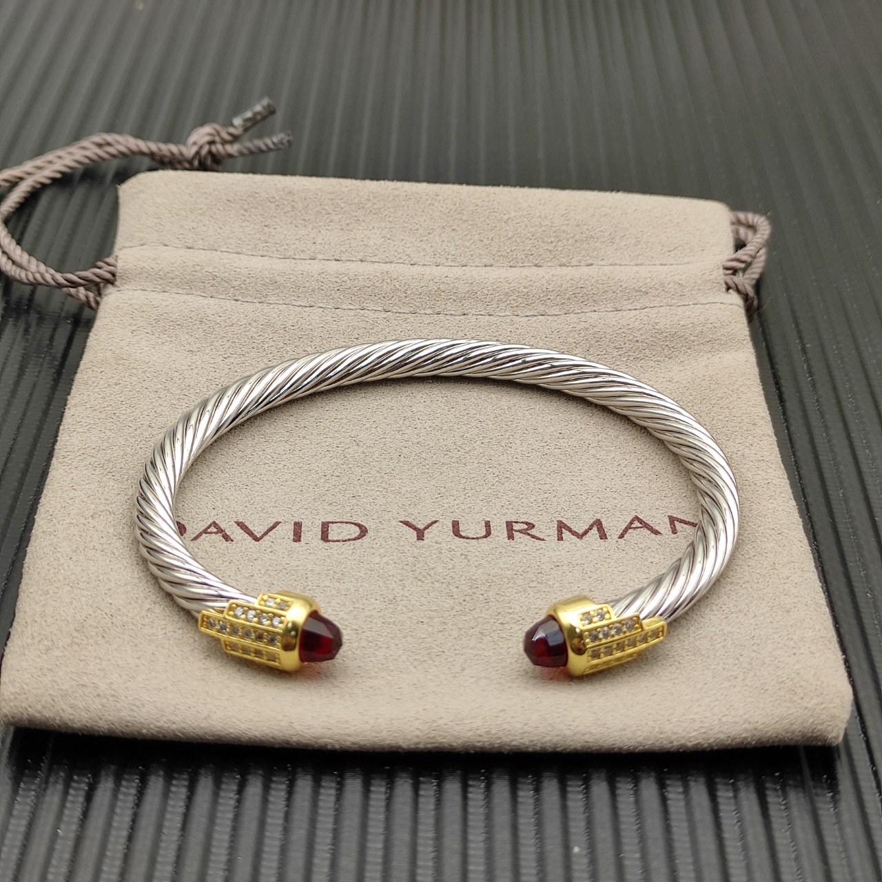 NO:705096,David Yurman 5mm gold head silver 5-row diamond bracelet. Red diamond, recommended hand size 15-20cm. No. DYSZ-282, jewelry boutique, bracelet19860909David Yurman 5mm金头银色5排钻手镯.红钻、建议适合佩戴的手围15-20cm 编号DYSZ-282,饰品精品,bracelet,Jewelry