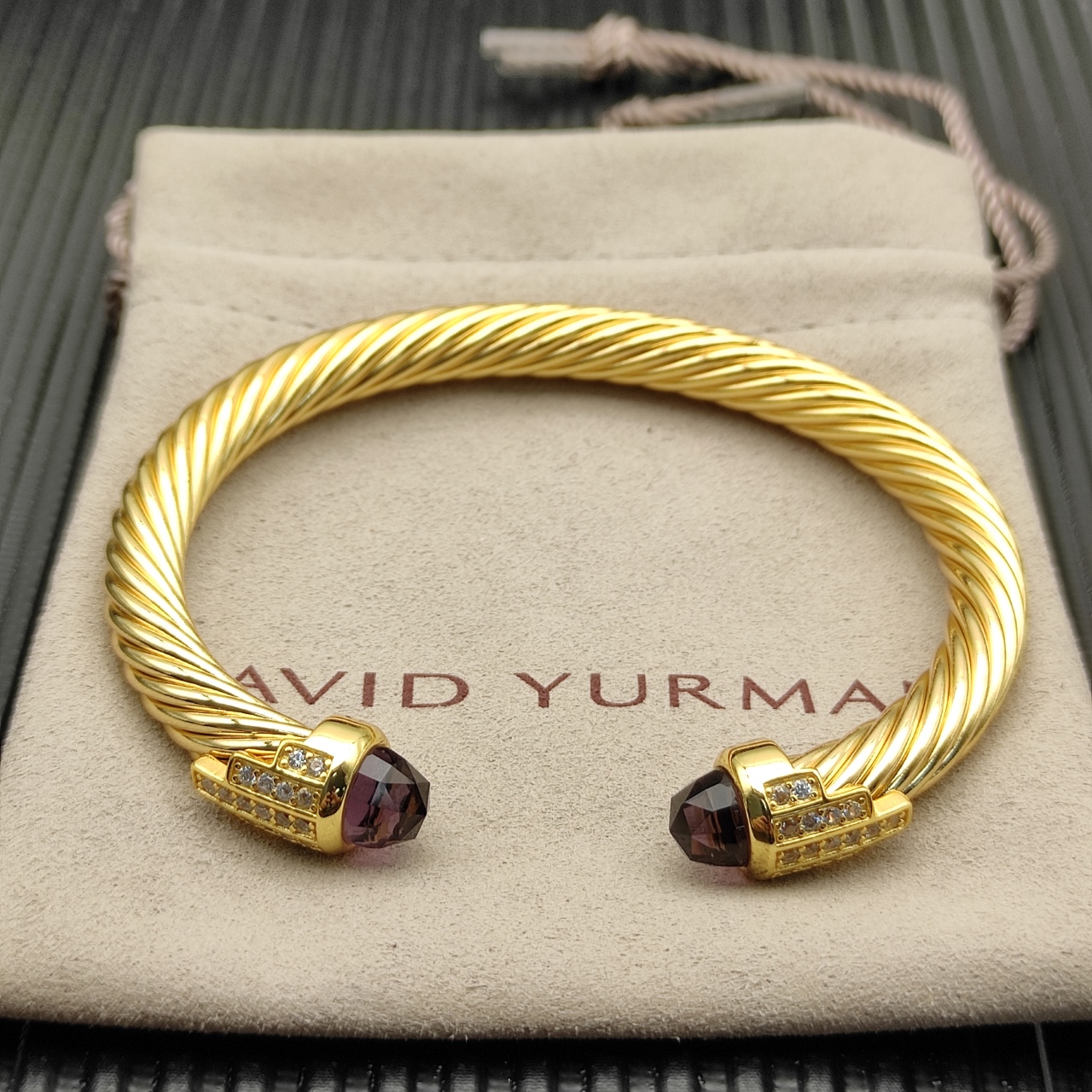 NO:110789,David Yurman 7mm gold 5-row diamond bracelet. Purple diamond is recommended for wearing hand circumference 15-20cm. Number DYSZ-291, jewelry quality, bracelet19860909David Yurman 7mm金色5排钻手镯.紫钻建议适合佩戴的手围15-20cm 编号DYSZ-291,饰品精品,bracelet,Jewelry