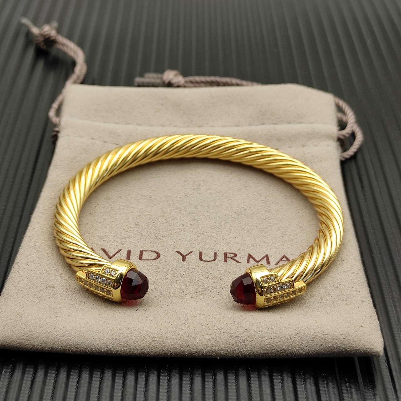 NO:107966,V gold David Yurman 7mm gold 5-row diamond bracelet. Red diamond, recommended hand circumference 15-20cm suitable for wearing, jewelry quality, bracelet19860909V金David Yurman 7mm金色5排钻手镯.红钻,建议适合佩戴的手围15-20cm,饰品精品,bracelet,Jewelry