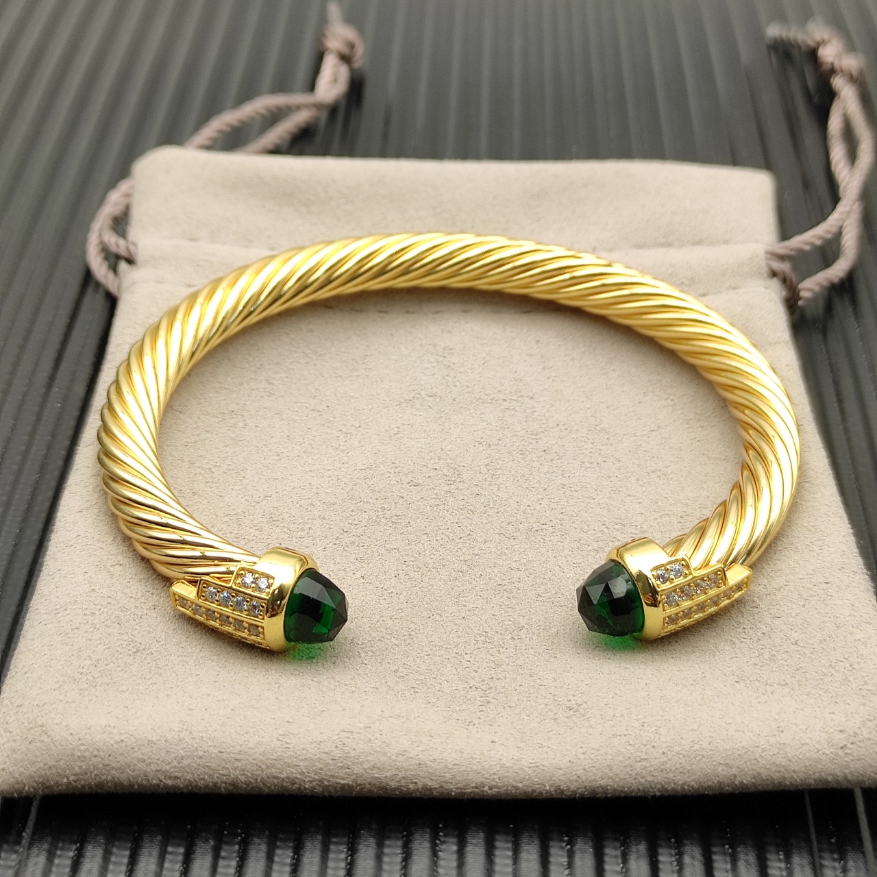 NO:107984,V gold David Yurman 7mm gold 5-row diamond bracelet. Dark green diamond, recommended hand circumference 15-20cm suitable for wearing, jewelry quality, bracelet19860909V金David Yurman 7mm金色5排钻手镯.深绿钻,建议适合佩戴的手围15-20cm,饰品精品,bracelet,Jewelry