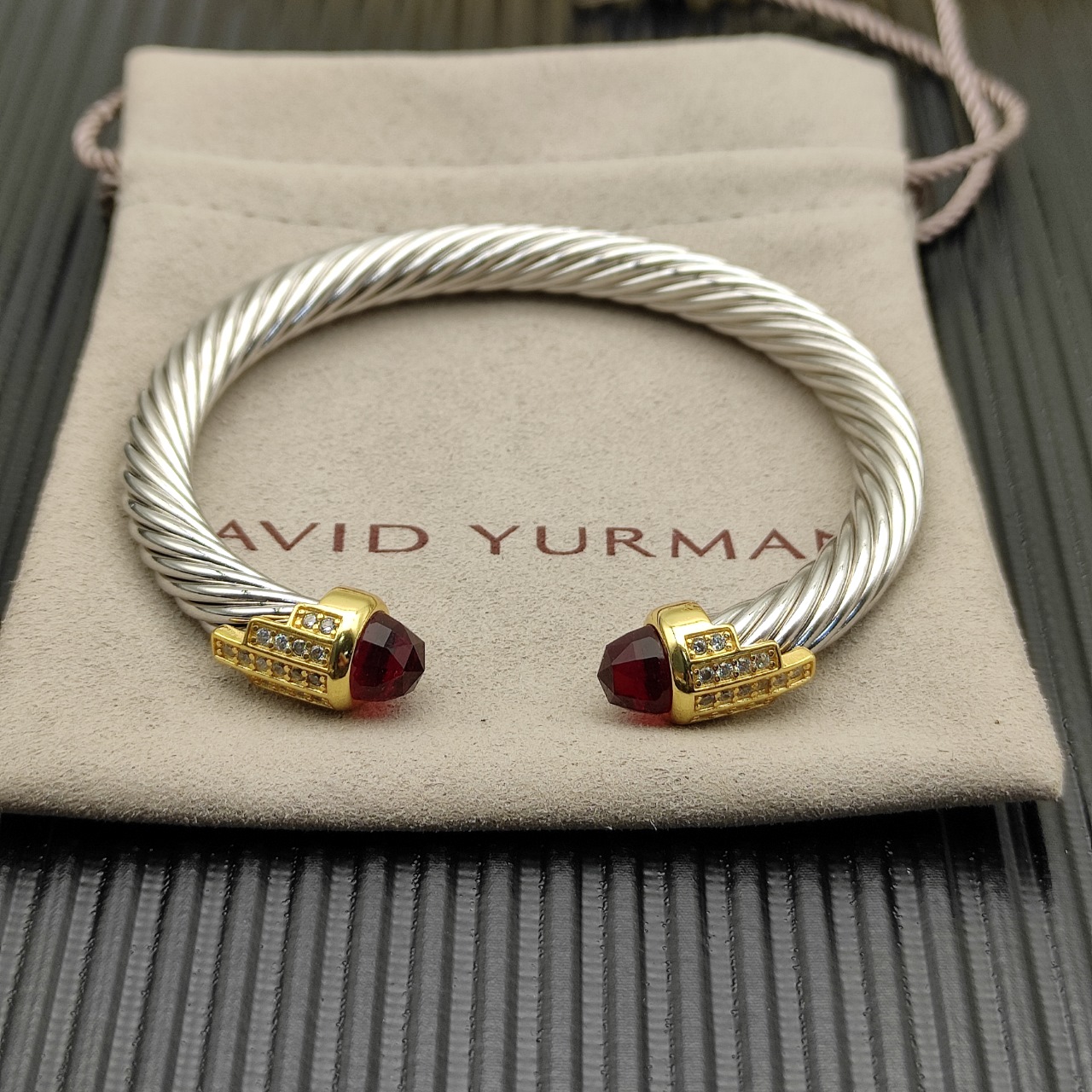 NO:110783,David Yurman 7mm gold-head silver 5-row diamond bracelet. Red diamond. It is recommended to wear a hand circumference of 15-20cm. Number DYSZ-302, jewelry quality, bracelet19860909David Yurman 7mm金头银色5排钻手镯.红钻.建议适合佩戴的手围15-20cm 编号DYSZ-302,饰品精品,bracelet,Jewelry