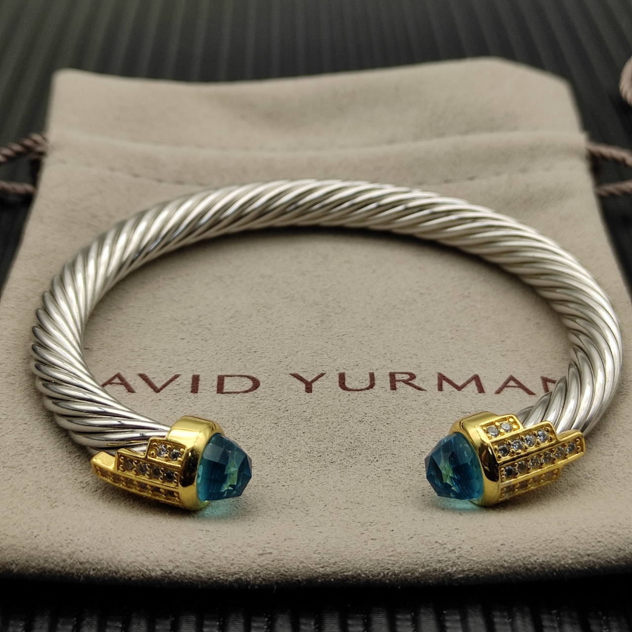 NO:110781,David Yurman 7mm gold-head silver 5-row diamond bracelet. Blue diamond. It is recommended to wear a hand circumference of 15-20cm. Number DYSZ-303, jewelry quality, bracelet19860909David Yurman 7mm金头银色5排钻手镯.蓝钻.建议适合佩戴的手围15-20cm 编号DYSZ-303,饰品精品,bracelet,Jewelry