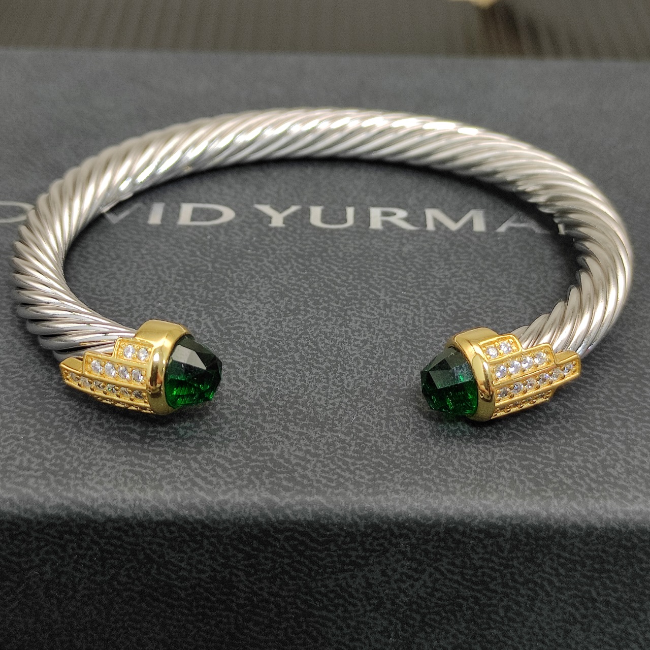 NO:107981,V gold David Yurman 7mm gold head silver 5-row diamond bracelet. Light green diamond. It is recommended to wear a hand circumference of 15-20cm, jewelry quality, bracelet19860909V金David Yurman 7mm金头银色5排钻手镯.浅绿钻.建议适合佩戴的手围15-20cm,饰品精品,bracelet,Jewelry