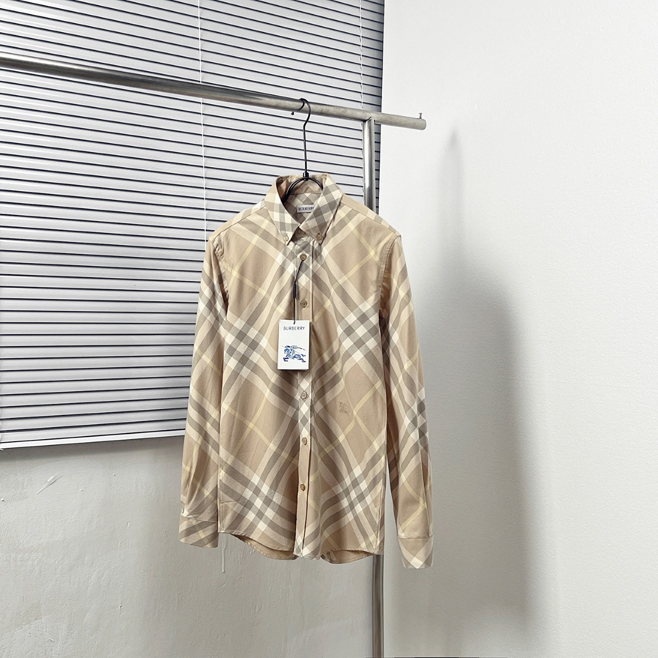 BURBERR*/Burberry camisa bordada con gran patrón de cuadros y caballo de guerra. Color: beige. Tallas: S-2XL