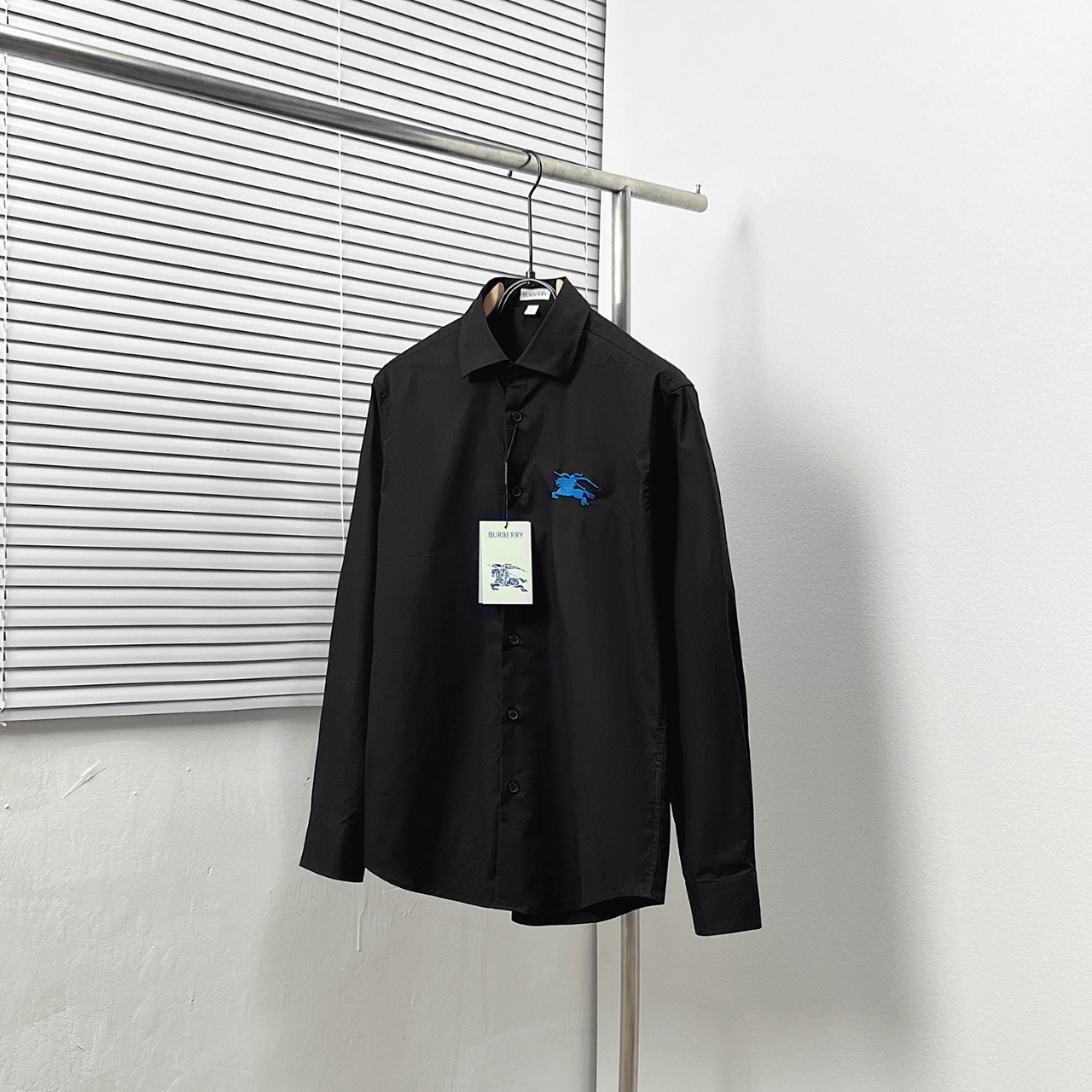 BURBERR*/Babao* camisa clásica con bordado de caballo de guerra de hilo azul Color: Negro Blanco Talla: S-2XL