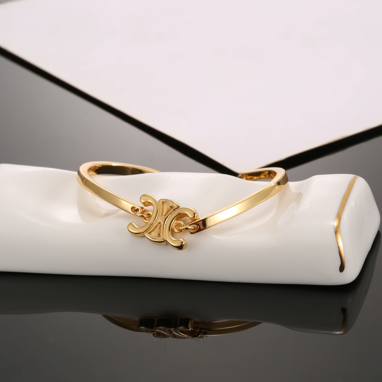 Artistic Knuckle-Drive Sculpture by Celine Selen Kerry: Simple and Chic Masterpiece - 图片 5