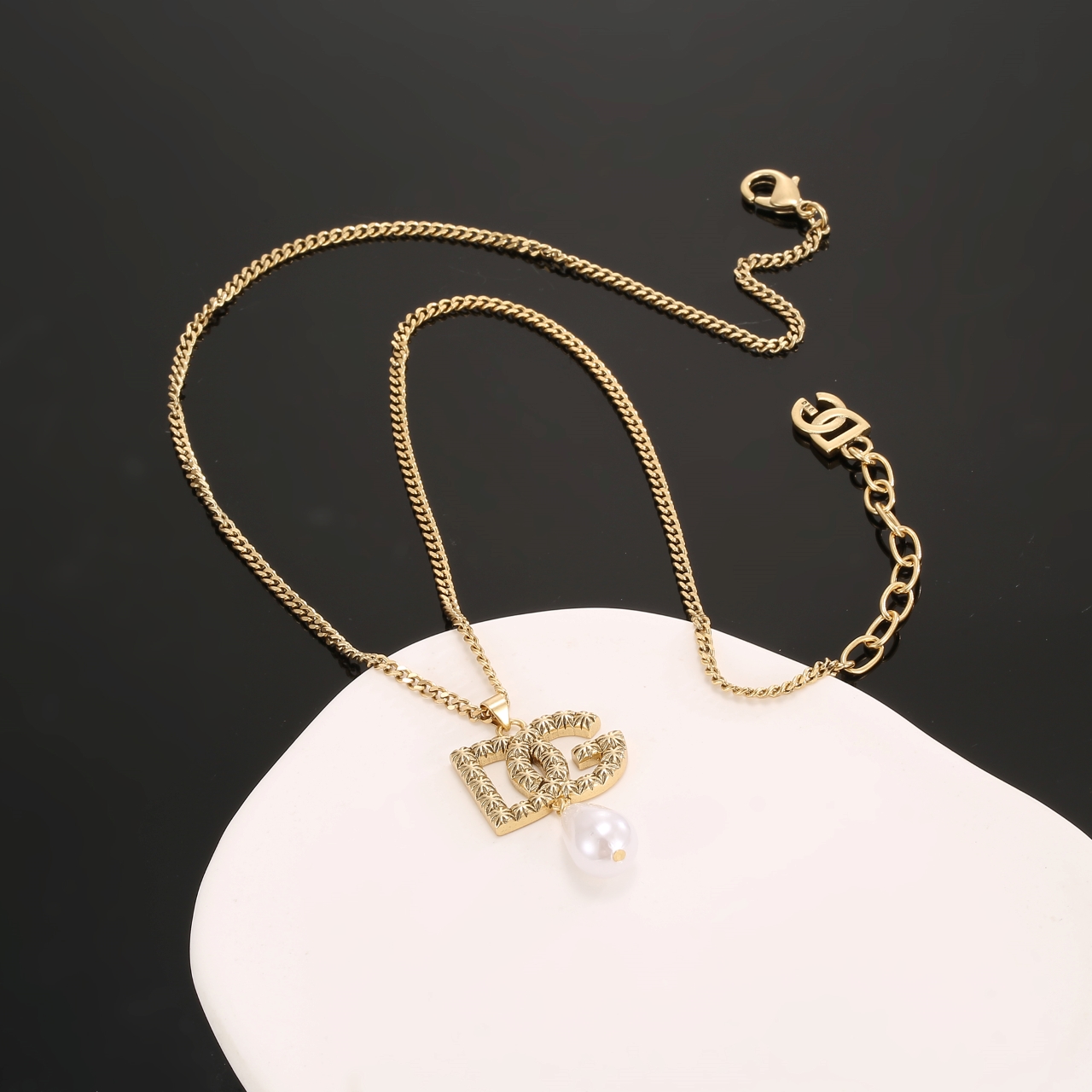 “Stylish Gold D&G Necklace with Glamorous Brass Letters and Soft Aesthetic” - 图片 3